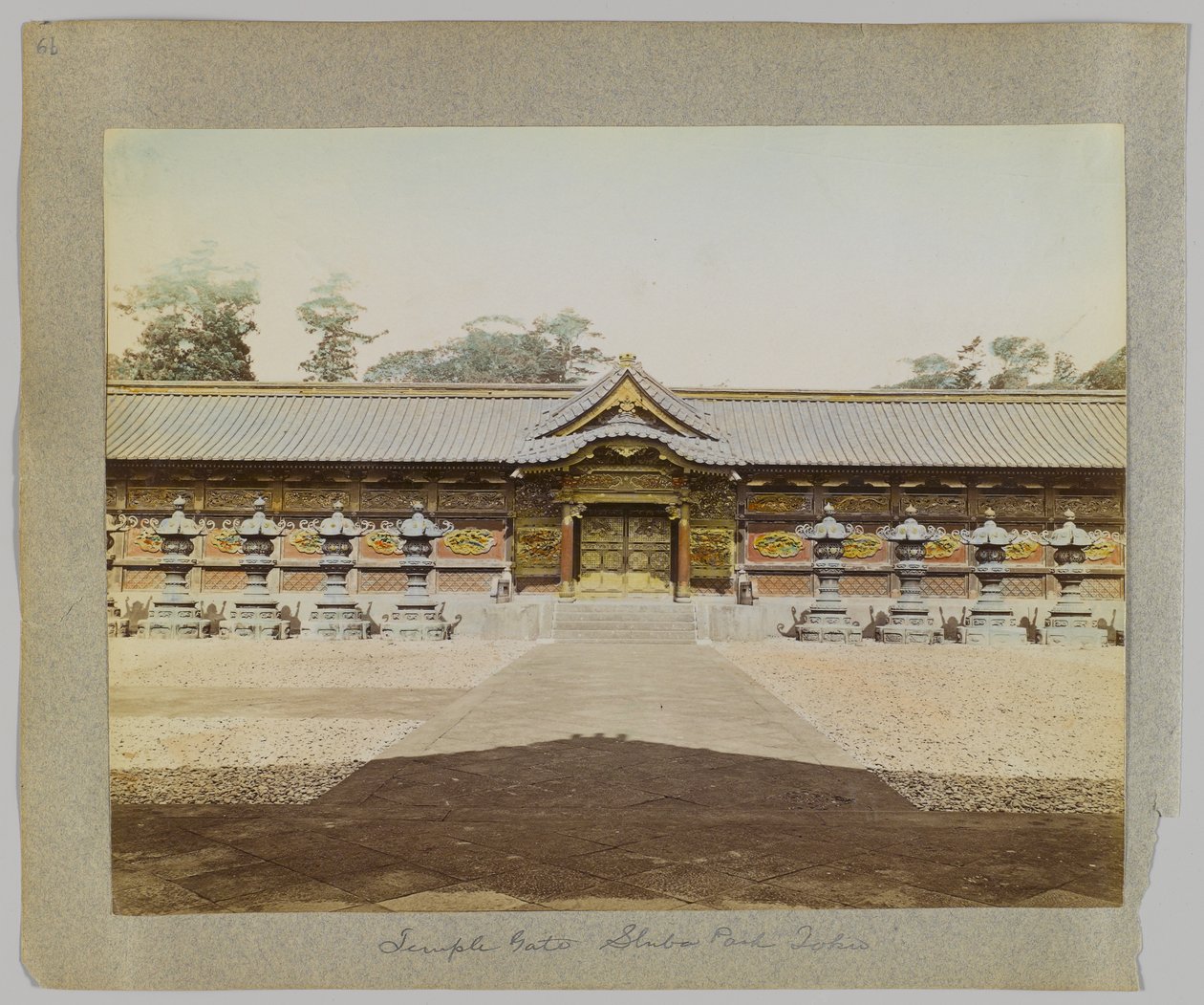 Temple Gate, Shiba Park, Tóquio, Japão (foto a p/b colorida à mão) de Japanese Photographer