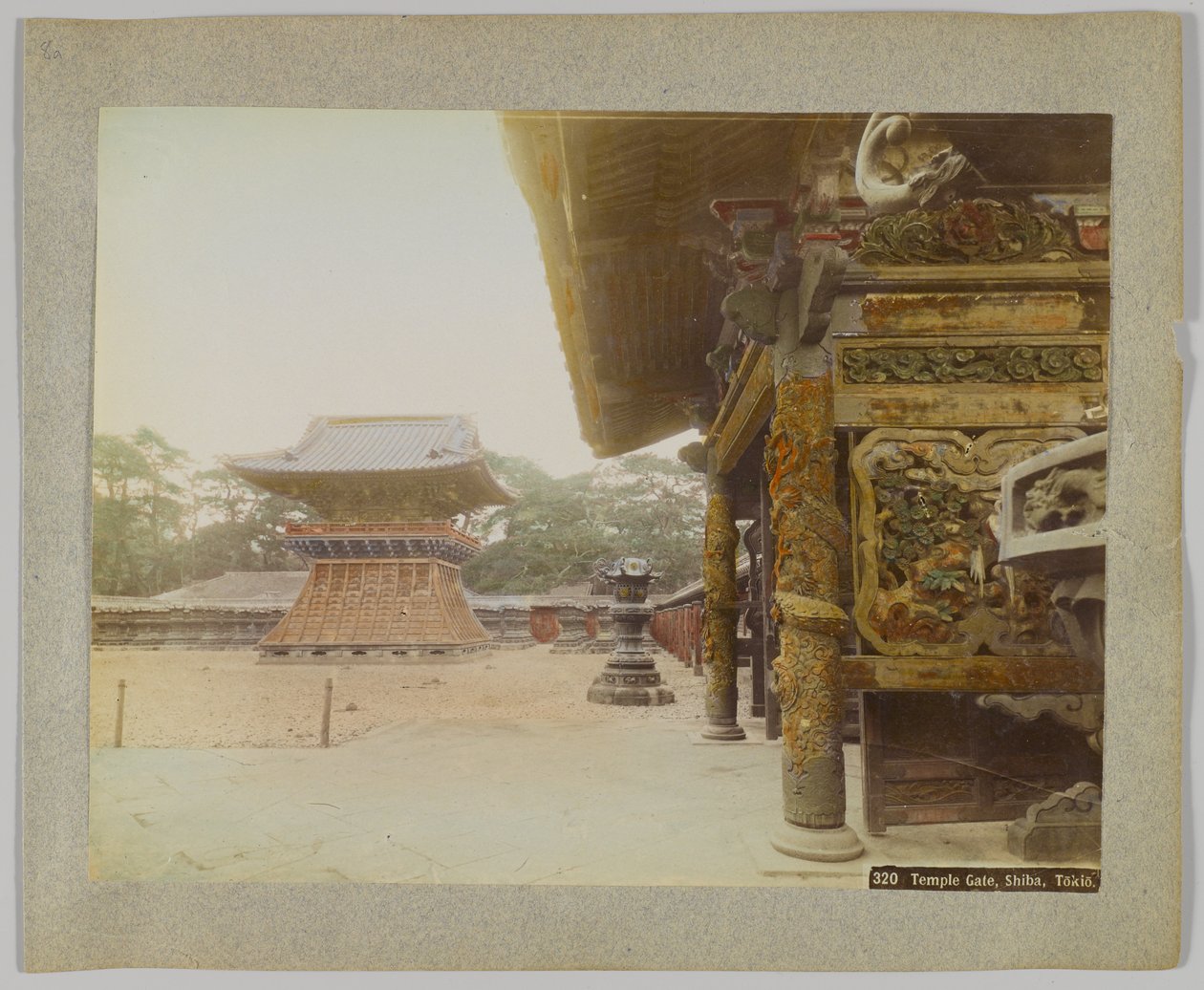 Temple Gate, Shiba Park, Tóquio, Japão (foto a p/b colorida à mão) de Japanese Photographer