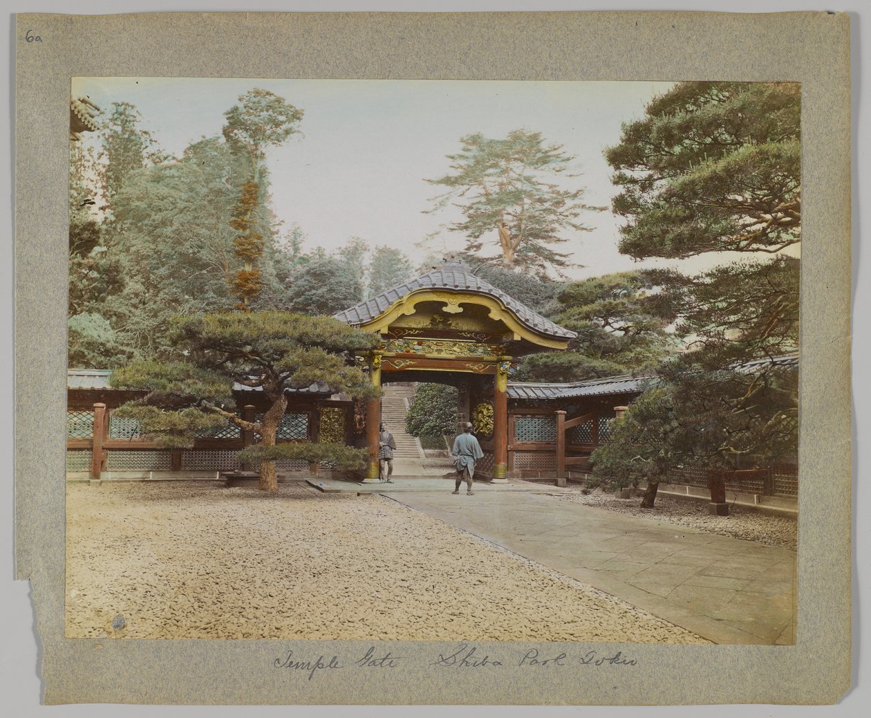 Temple Gate, Shiba Park, Tóquio, Japão (foto a p/b colorida à mão) de Japanese Photographer