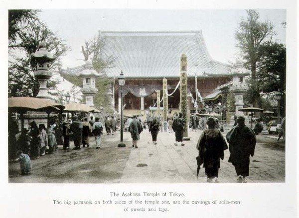 O Templo Asakusa em Tóquio, c.1880 (estampa de albumen colorida à mão em cartão) de Japanese Photographer