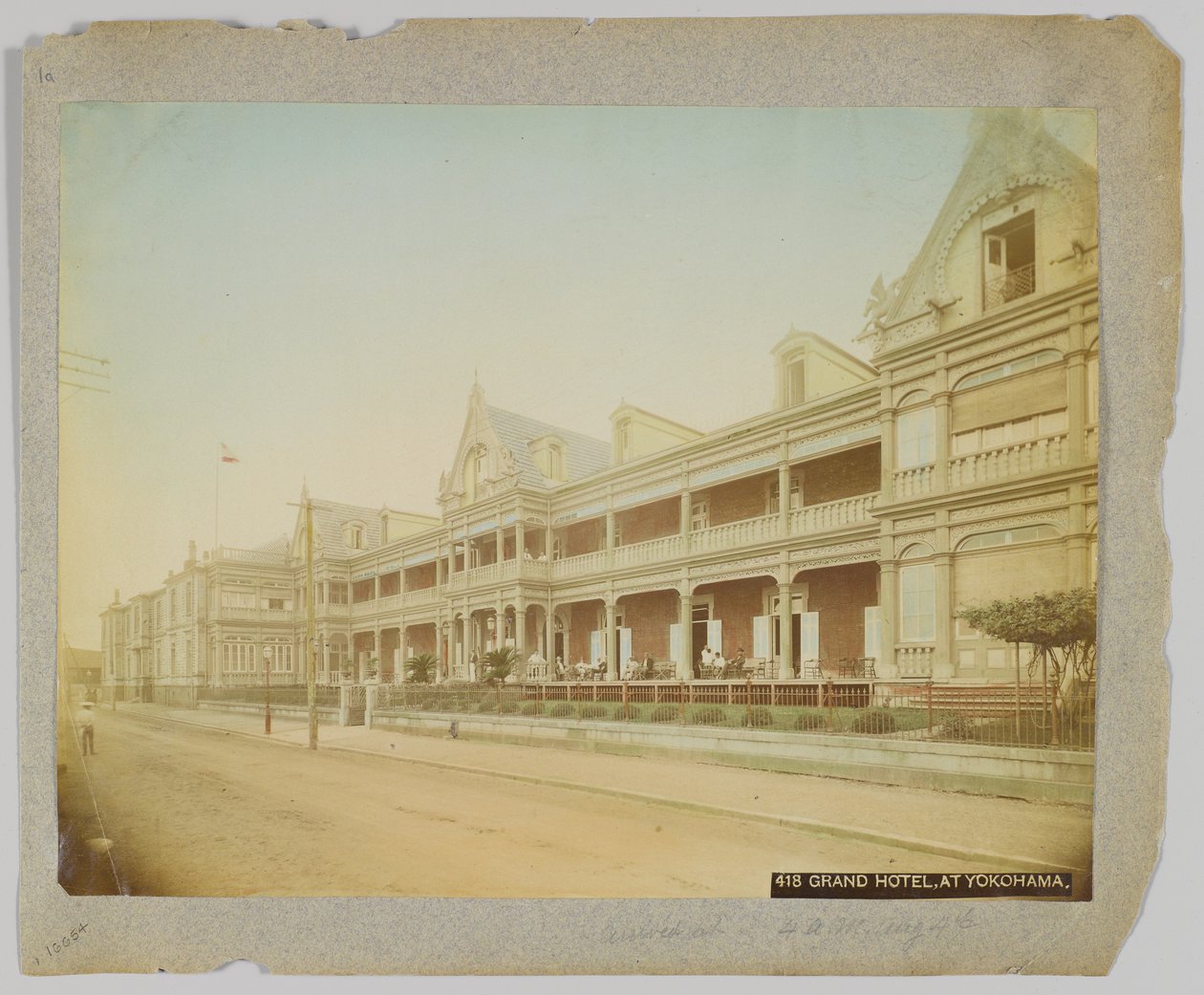 O Grand Hotel em Yokohama, Japão (foto a p/b colorida à mão) de Japanese Photographer