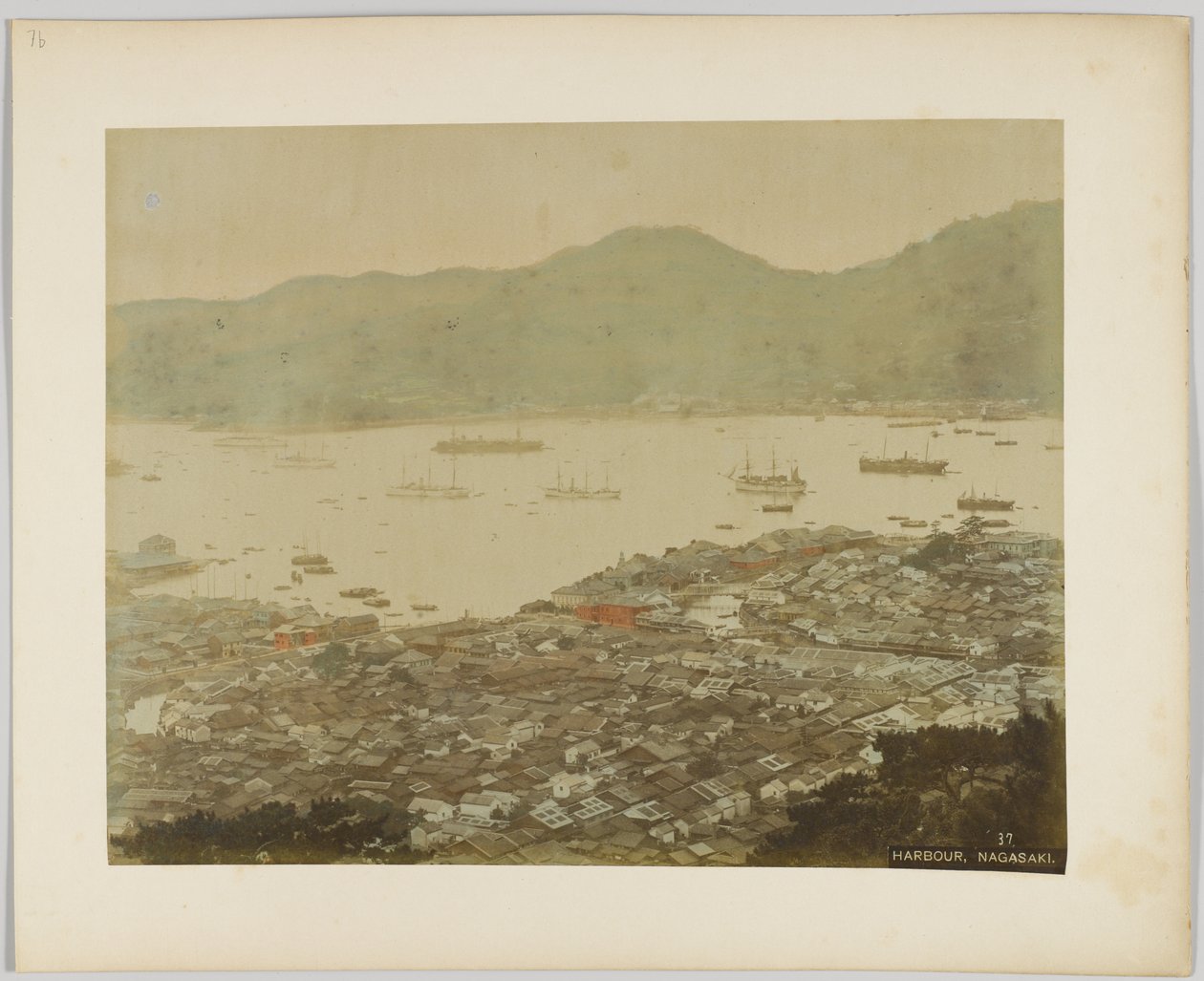 O Porto de Nagasaki, Japão (foto a p/b colorida à mão) de Japanese Photographer