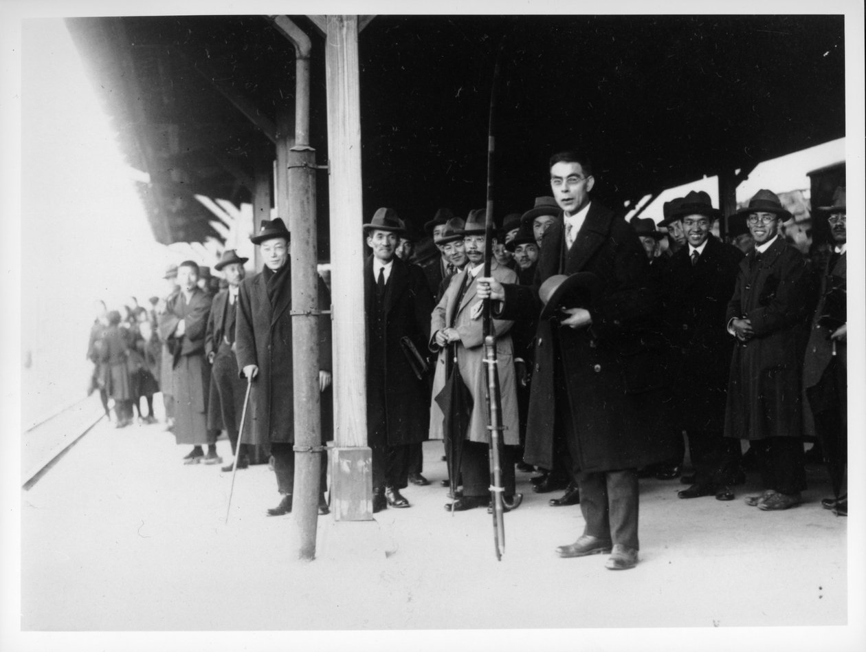 O Rev. Richards segurando o arco, saindo da Estação Yamaguchi em 1927 de Japanese Photographer