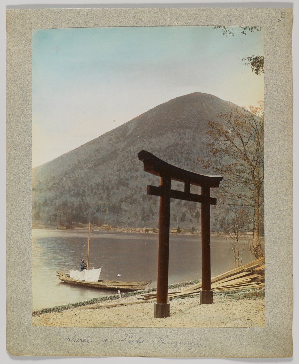 Torii no Lago Chuzenji, Nikko, Japão (foto a p/b colorida à mão) de Japanese Photographer