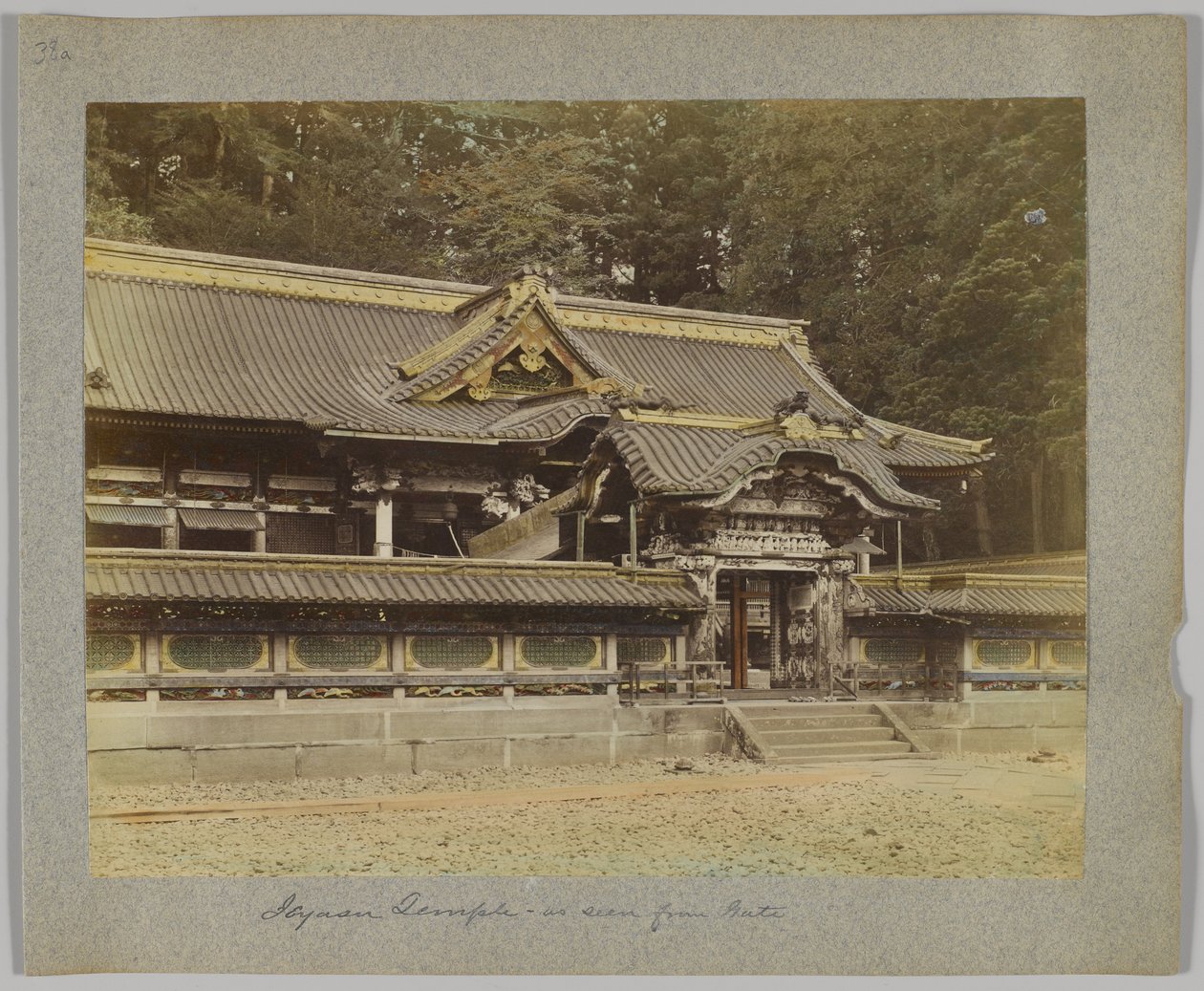 Tōshō-_gū visto do portão, Nikko, Japão (foto a p/b colorida à mão) de Japanese Photographer