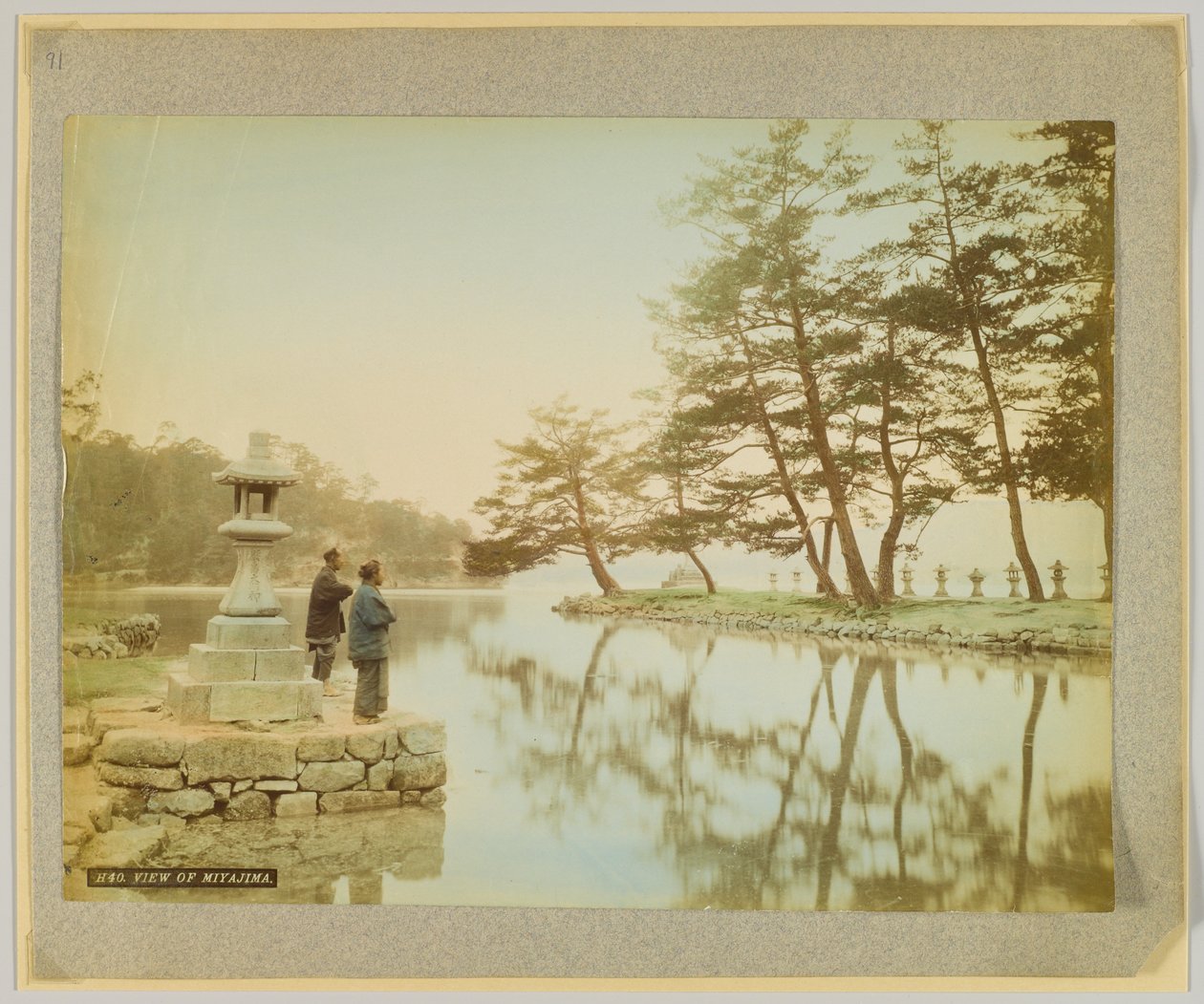 Vista de Miyajima, Japão (foto a p/b colorida à mão) de Japanese Photographer