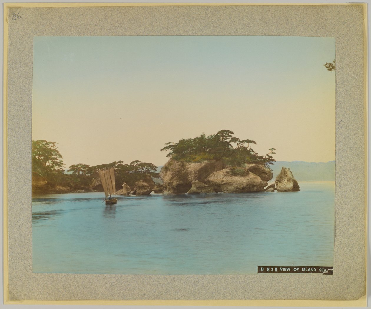Vista das ilhas, Japão (foto a p/b colorida à mão) de Japanese Photographer