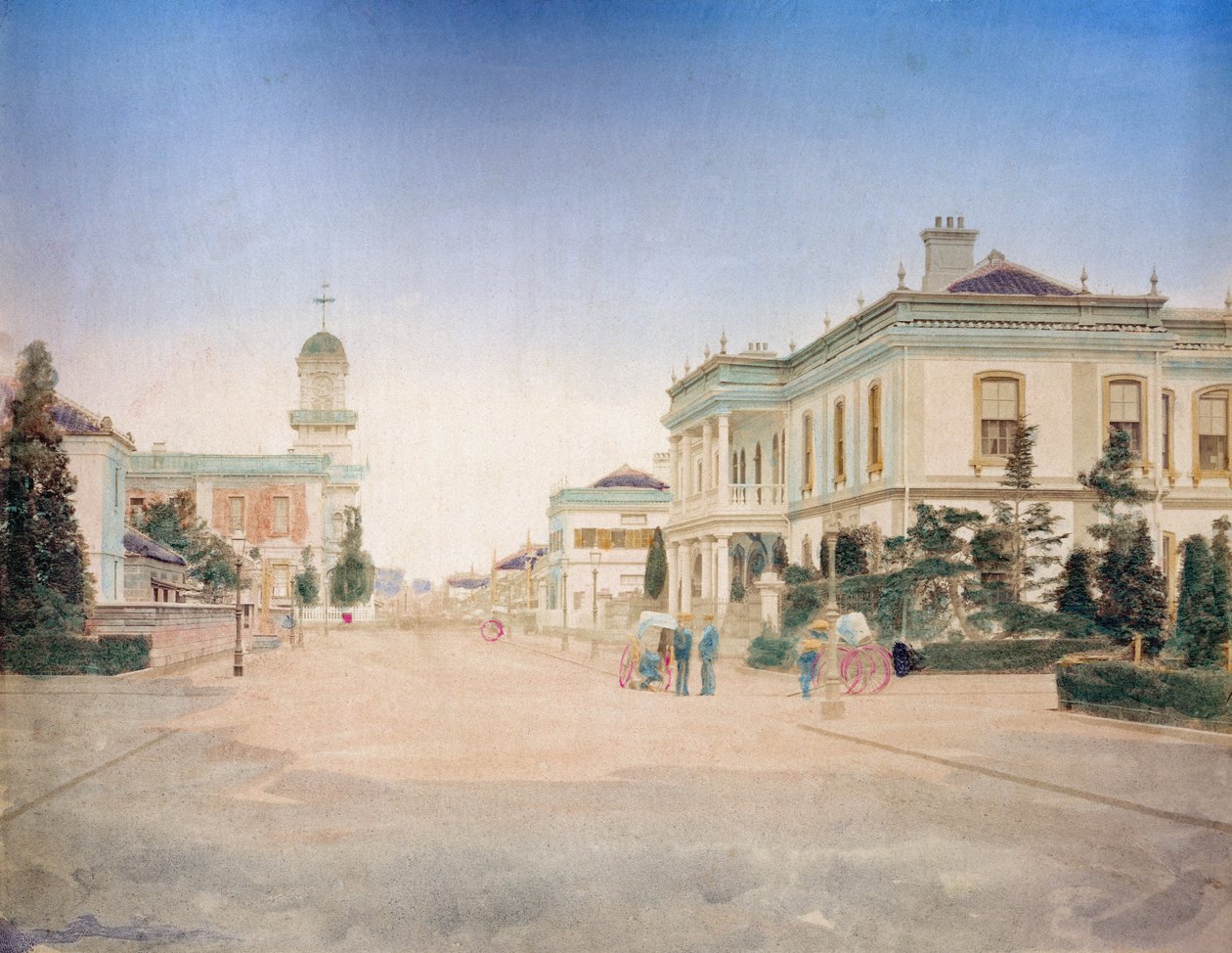Vista da rua principal da cidade de Yokohama, c.1890 (foto colorida à mão) de Japanese Photographer