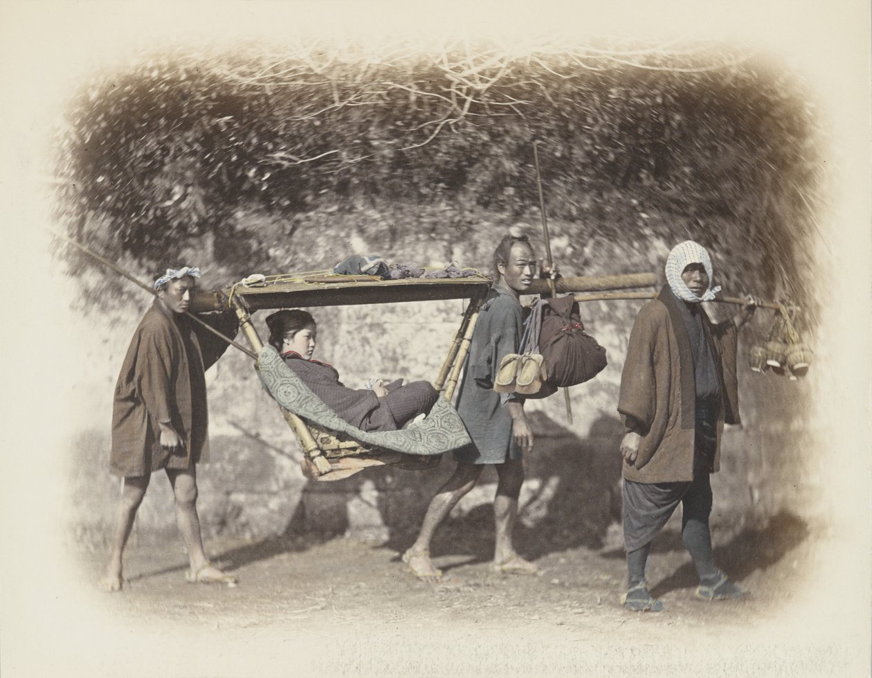 Mulher carregada em um kago (foto a p/b colorida à mão) de Japanese Photographer