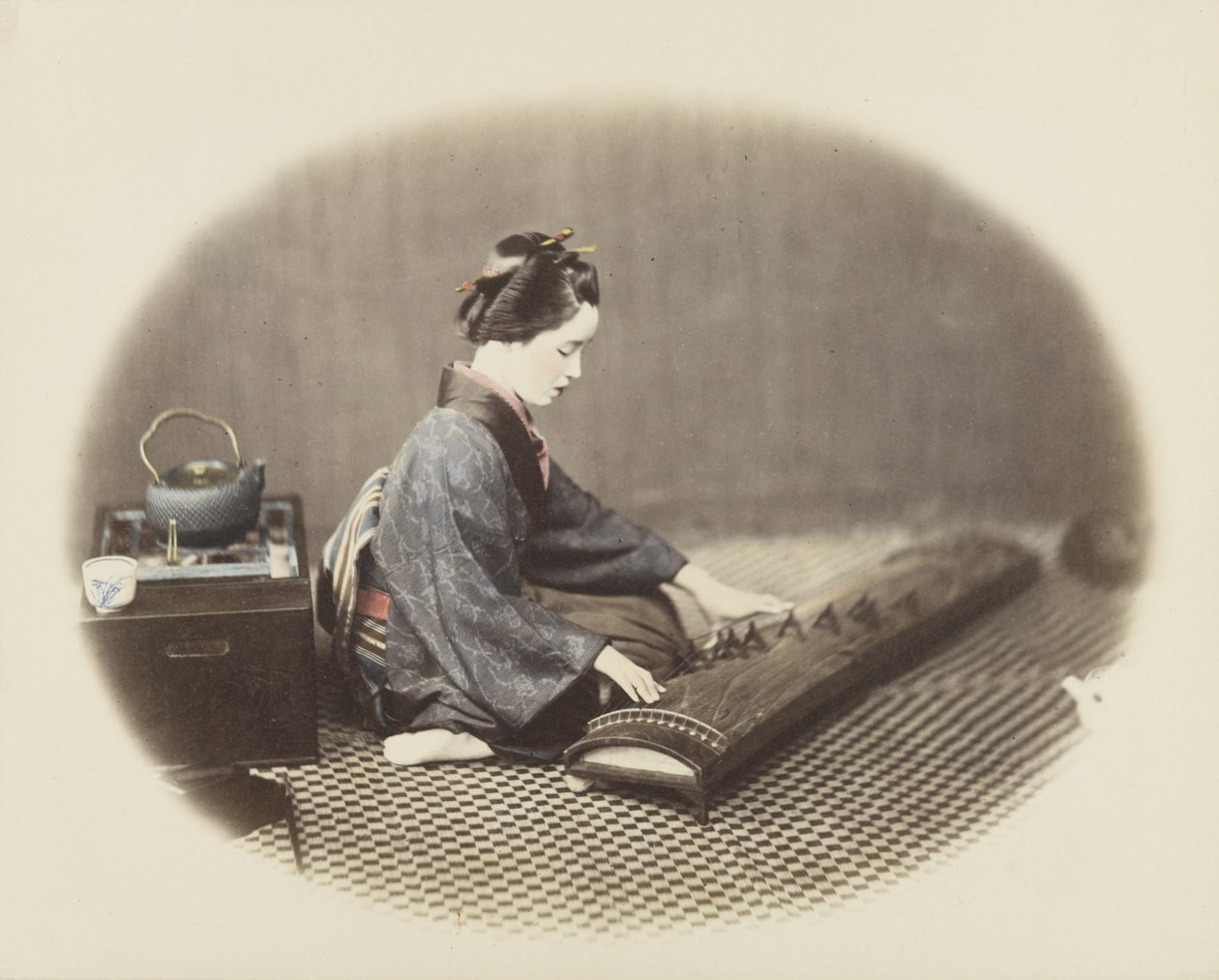 Mulher jogando um koto (foto a p/b colorida à mão) de Japanese Photographer