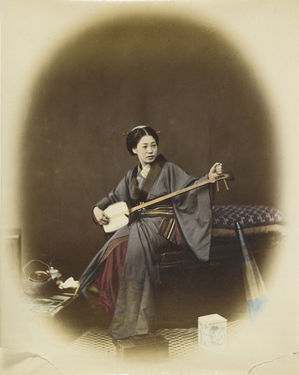 Mulher a tocar o shamisen (foto a p/b colorida à mão) de Japanese Photographer
