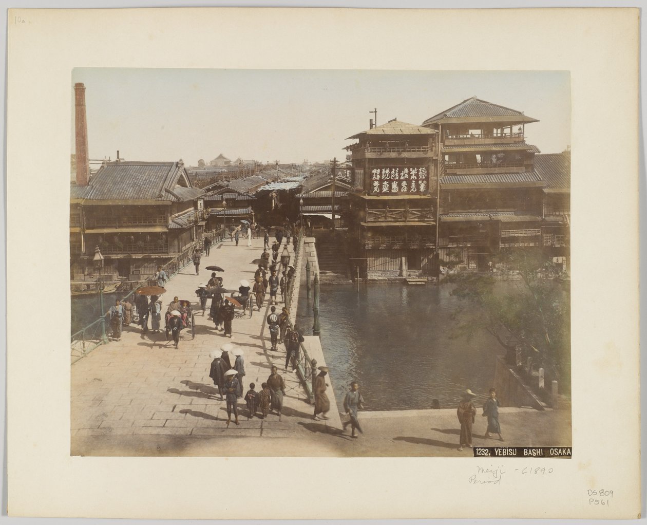 Yebisu Bashi, Osaka, Japão, c.1890 (foto a p/b colorida à mão) de Japanese Photographer