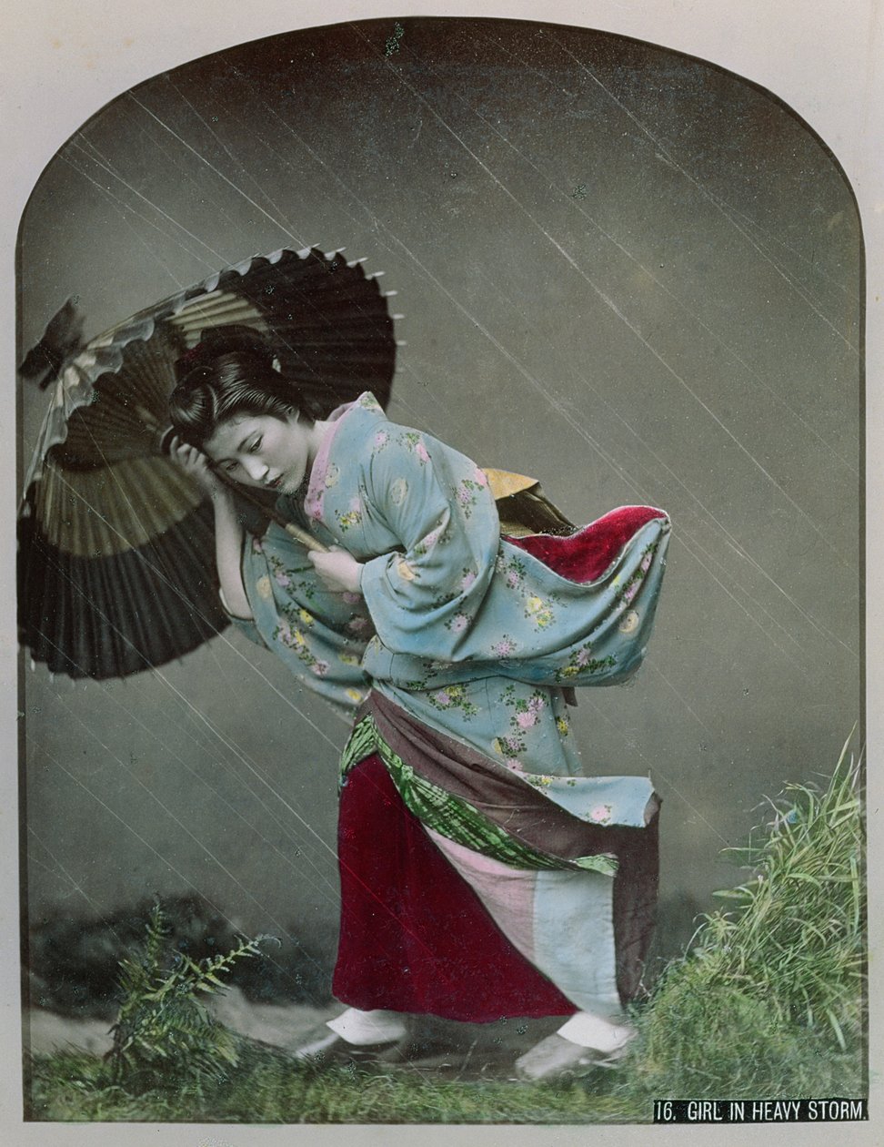 Jovem menina japonesa na chuva, c.1900 (foto colorida de mão) de Japanese Photographer