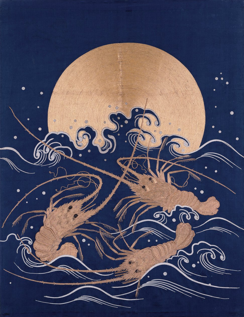 Um painel têxtil bordado japonês de cetim azul escuro representando três lagostins entre as ondas antes de um sol nascente de Japanese School