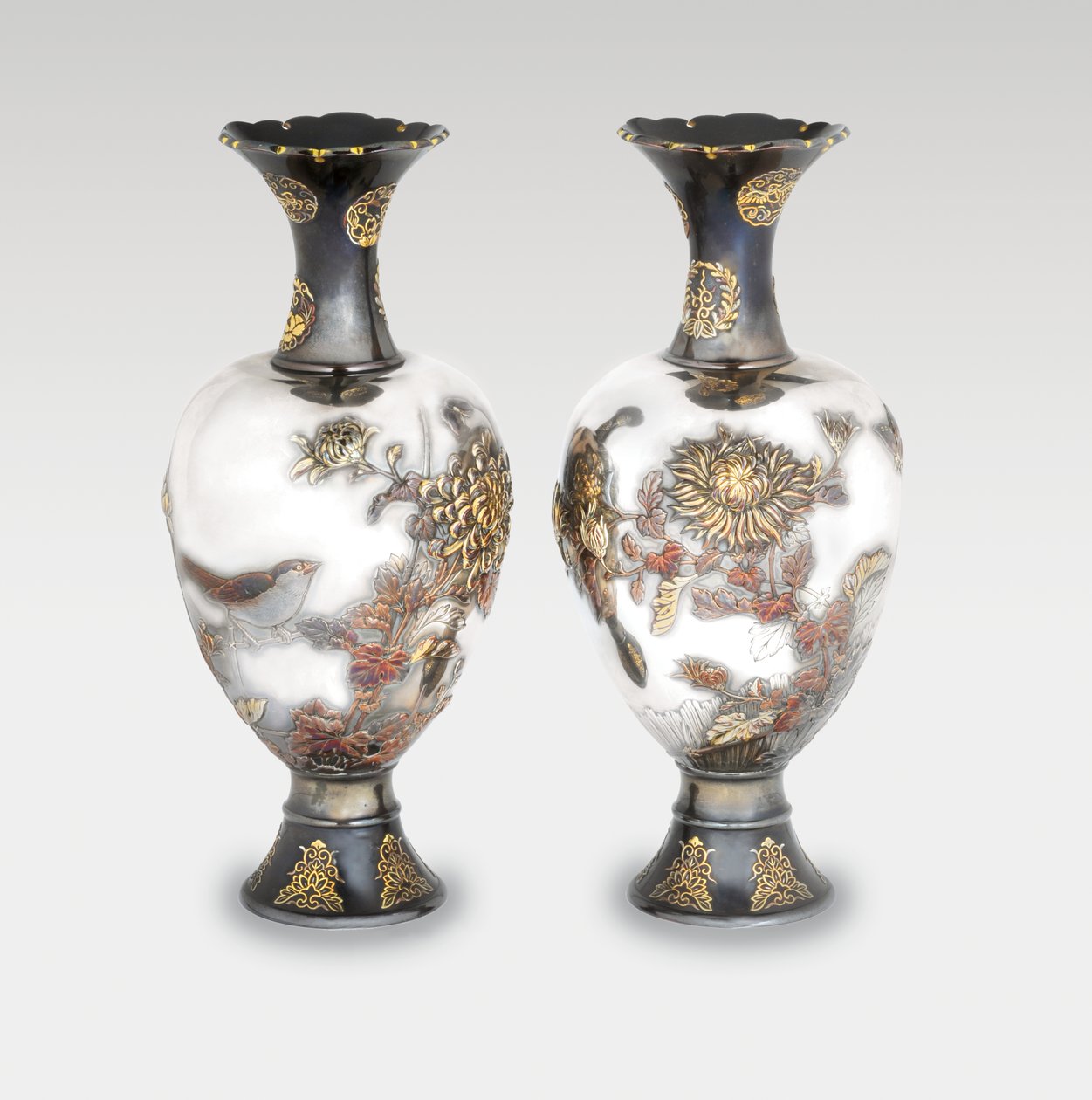 Um par de vasos de estúdio Ozeki, período Meiji, final do século 19 (cerâmica com ouro e cobre) de Japanese School