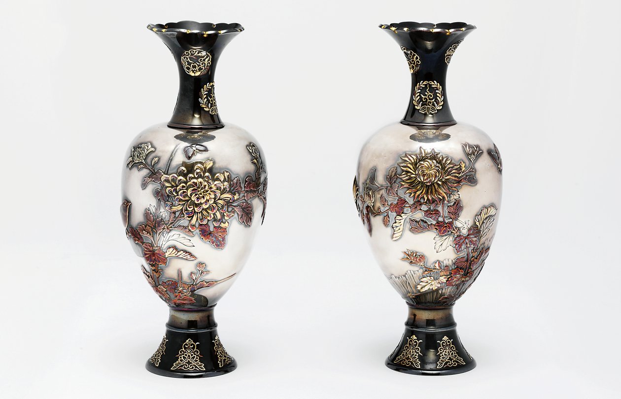 Um par de vasos de estúdio Ozeki, período Meiji, final do século 19 (cerâmica com ouro e cobre) de Japanese School
