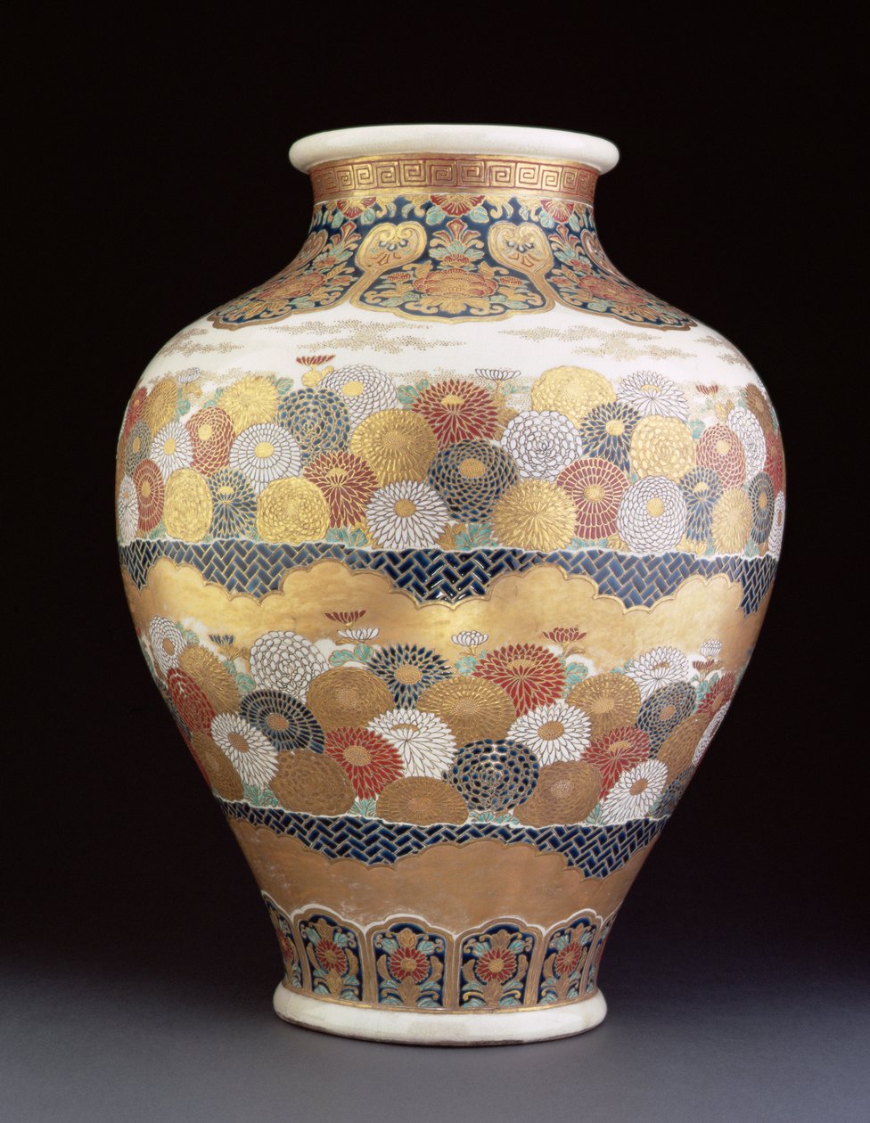 Um vaso de Satsuma pintado com crisântemos, no final do século XIX (louça de barro com esmalte) de Japanese School