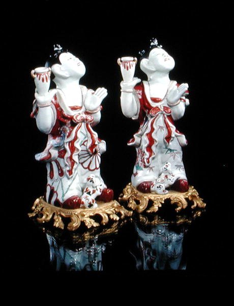 Um par de figuras Imari de rapazes chineses (karako) montados sobre bases europeias de ormolu, c.1700 (porcelana e ormolu) de Japanese School