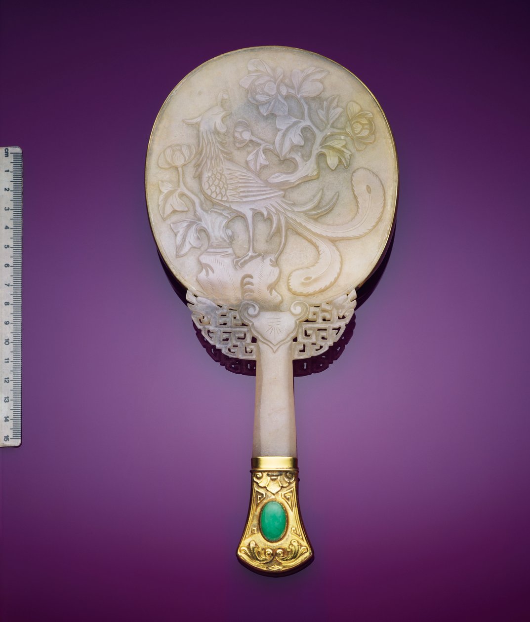 Um espelho de jadeíte branco e prata dourada com um baixo relevo de uma fênix e uma peônia (jade, prata dourada) de Japanese School