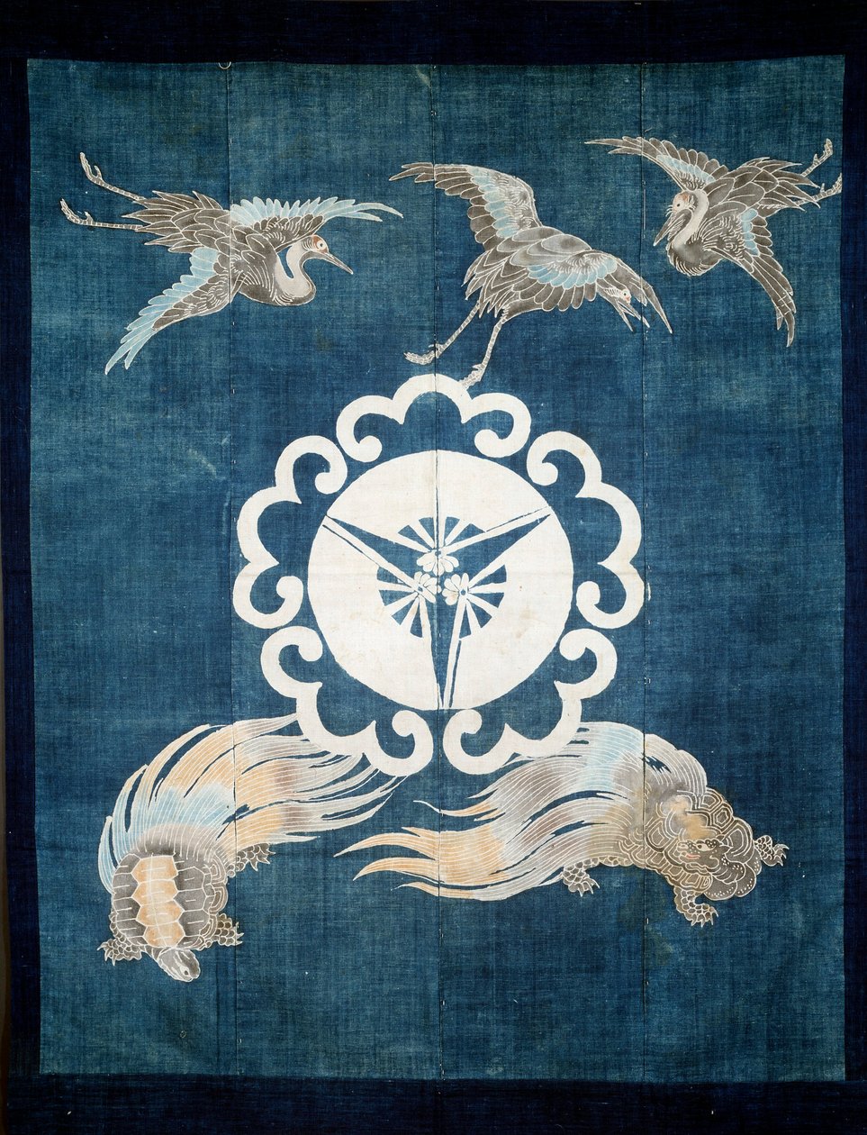 Arte Japão: tela de algodão coberta com símbolos de felicidade e longevidade. Século XIX. Colecção privada. de Japanese School