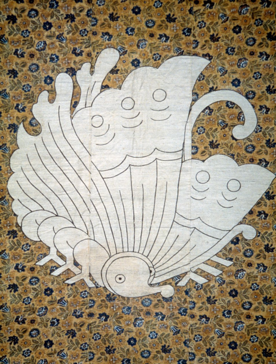 Colcha Futonji em chita com padrão floral, brasão de família representando uma borboleta, seda crua e fiada, máscara tingida em reserva com amido de arroz, xilogravura direta, pigmentos de tinta, civilização japonesa, período Edo-Meiji de Japanese School