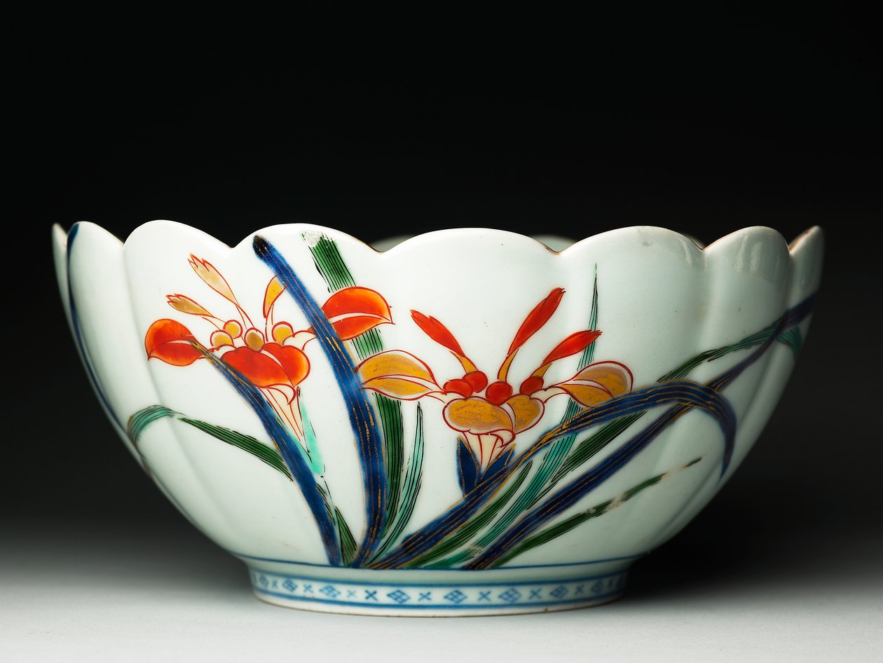 Tigela com lados estriados e um bordo recortado, ko-Imari ware, c.1770-20 (louça de barro com esmalte azul e esmalte overglaze) (ver também 117721) de Japanese School