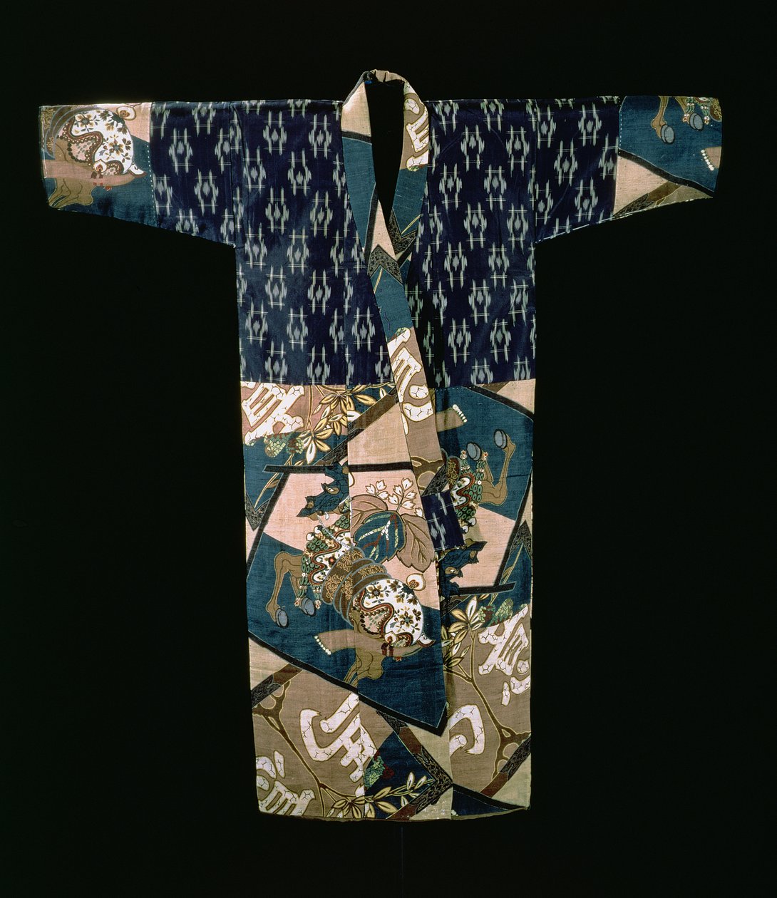 Meninos nagajuban sob quimono com um desenho de cavalos de caparisoned, período Showa, pre 1950 (seda tecida com gravata tingida e stencil impresso decoração) de Japanese School