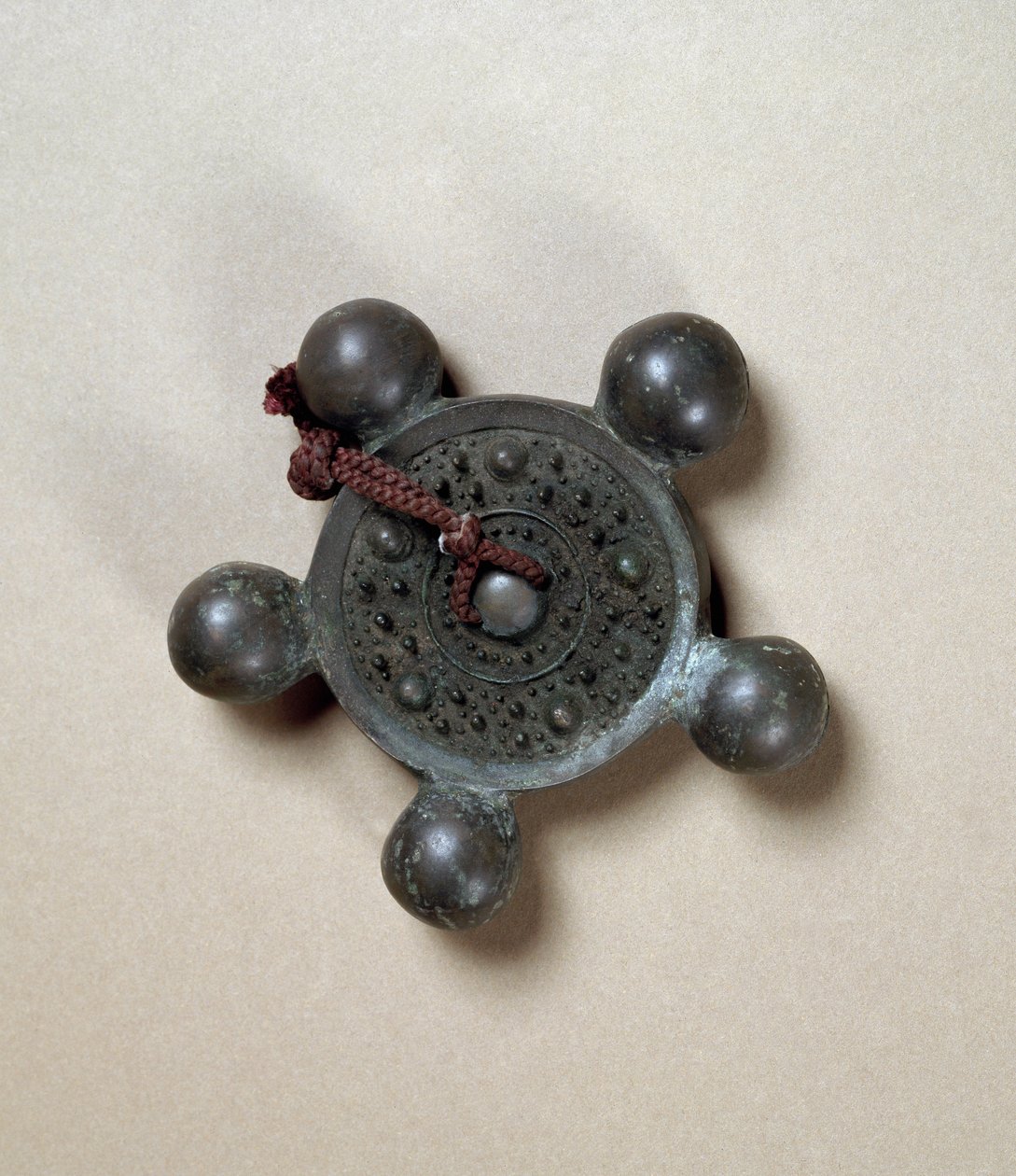 Espelho de bronze com cinco globos pequenos, período Kofun (250-538) de Japanese School