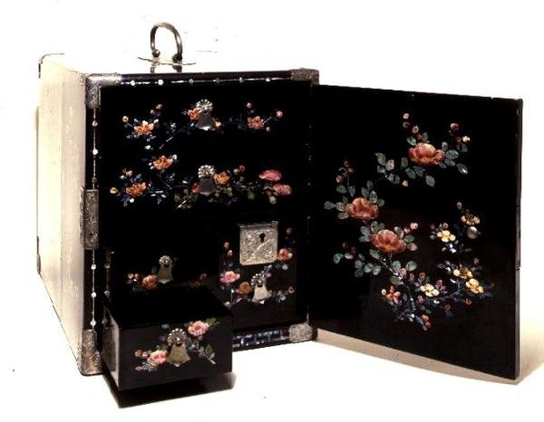 Caixão de transporte, decoração pintada com incrustação de madrepérola, japonês de Japanese School