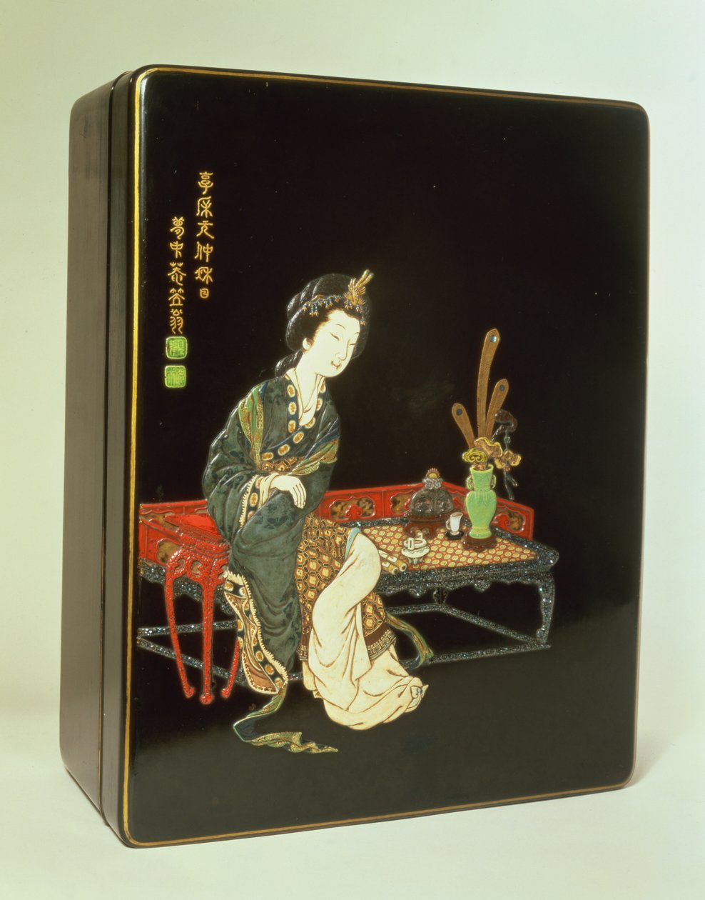 Caixa de escrita em estilo chinês, inscrita com o selo de cerâmica verde de Ritsuo (laca com marfim, cerâmica, madrepérola e casca de tartaruga) de Japanese School