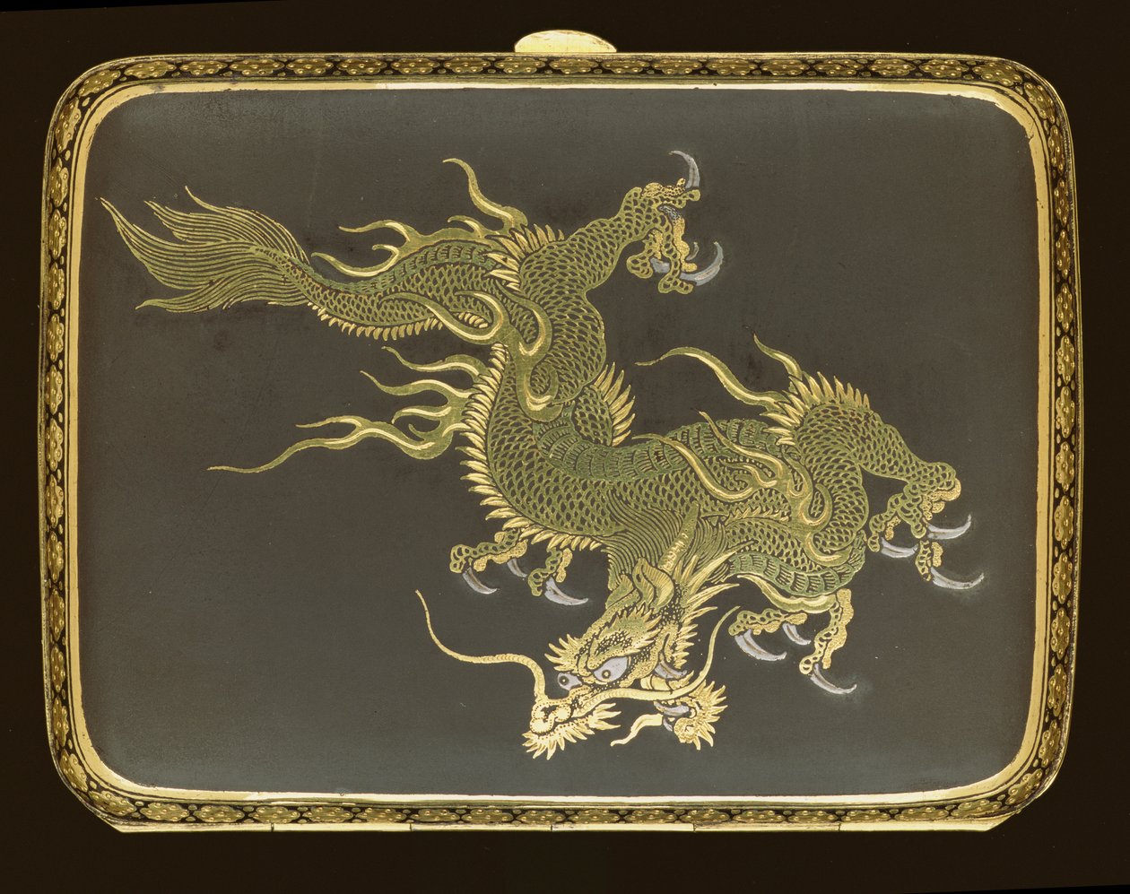 Caixa de cigarros decorada com um dragão, feita numa fábrica de Komai, c.1900 (prata dourada e niello) de Japanese School