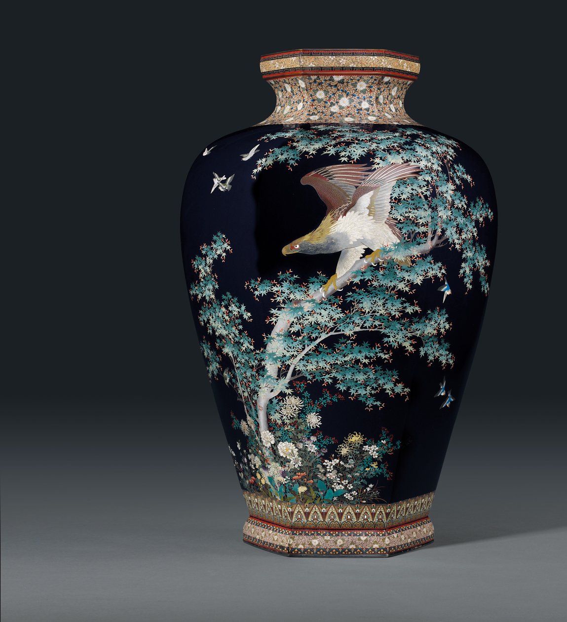 Vaso cloisonne, marca da oficina Hayashi Chuzo, período Meiji, final do século 19 de Japanese School