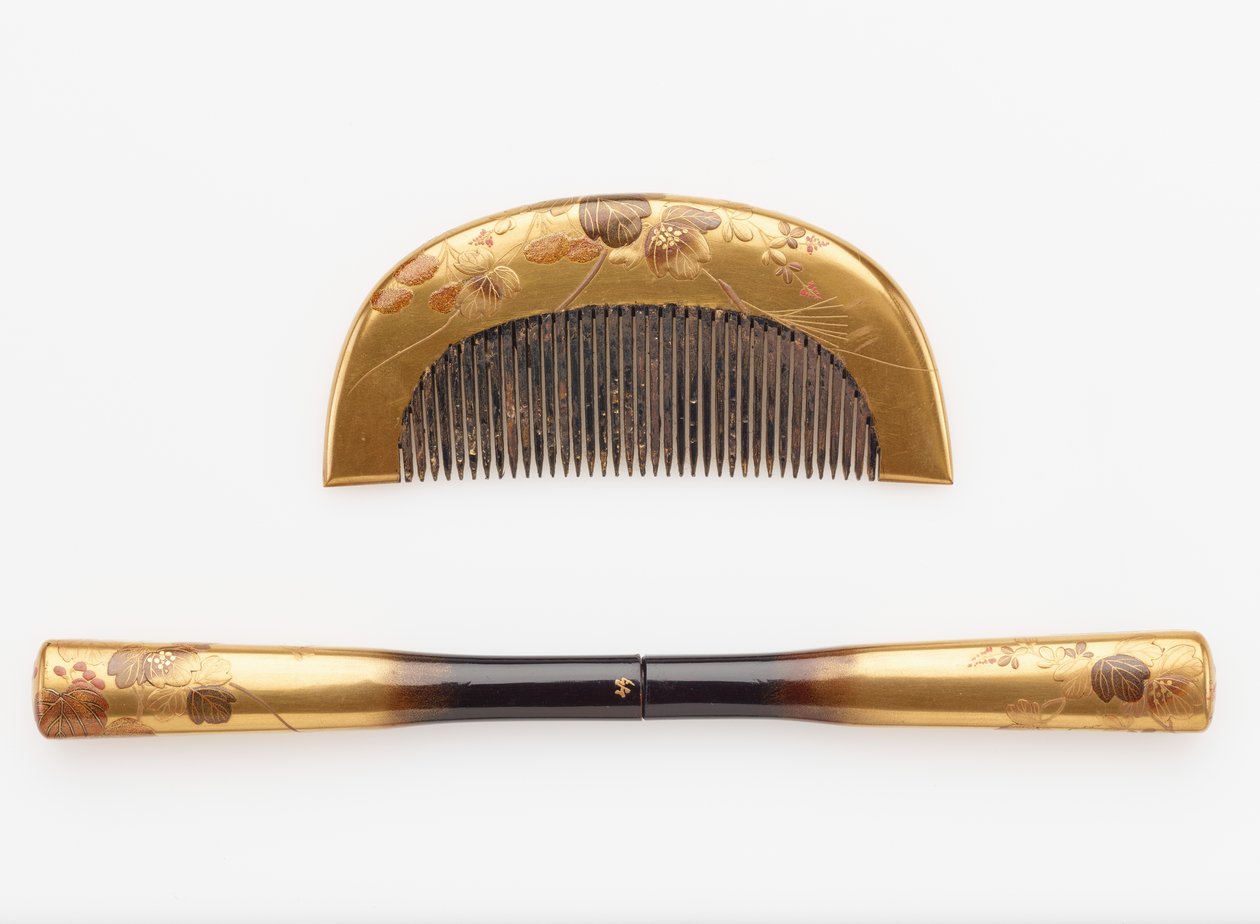 Pente e gancho de cabelo, finais do século XIX (corno e madeira com laca e ouro) de Japanese School
