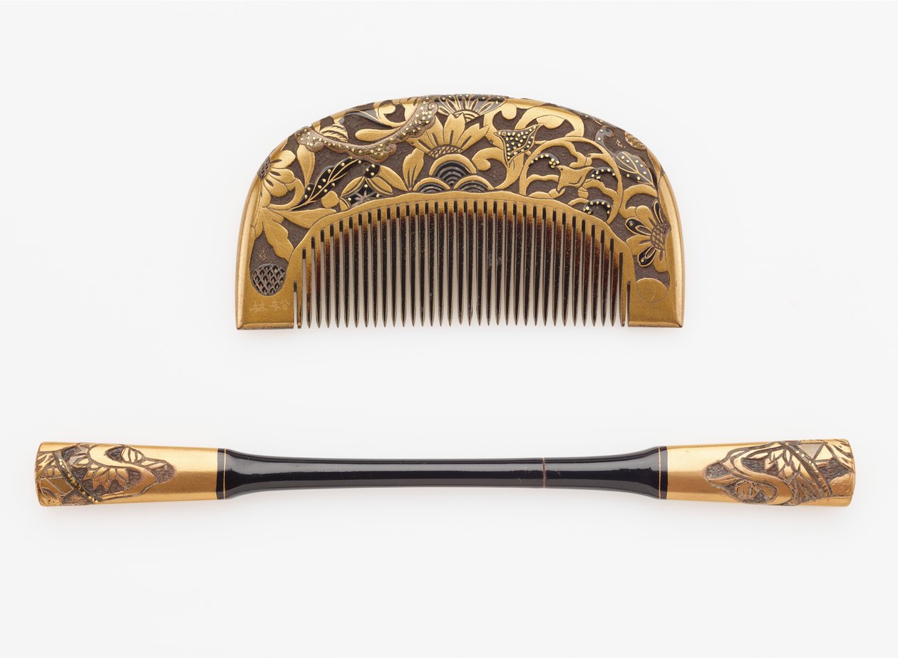 Pente e grampo de cabelo, final do século 19 ao início do século 20 (chifre e madeira com laca e ouro) de Japanese School