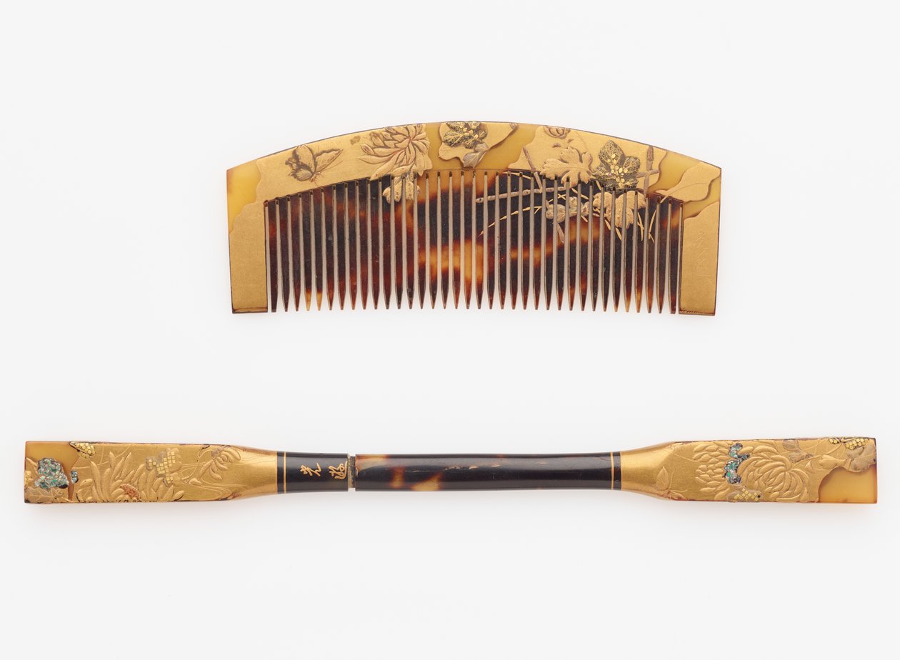 Pente e grampo de cabelo, final do século 19 ao início do século 20 (chifre e madeira com laca e ouro) de Japanese School