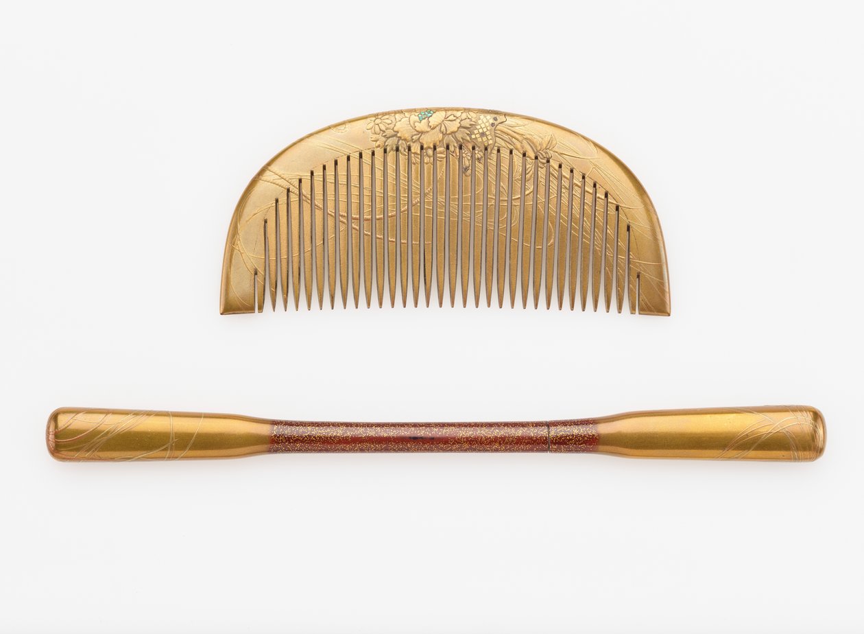 Pente e gancho de cabelo, final do século XIX - início do século XX (corno e madeira com verniz, ouro e madrepérola) de Japanese School