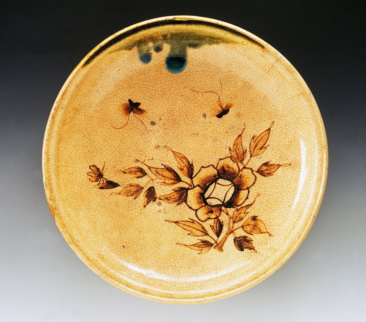 Tabuleiro decorado em grés esmaltado decorado com duas borboletas e peónia, final do século XVIII - início do século XIX, fabrico Seto, diâmetro 34 cm, civilização japonesa, período Edo de Japanese School