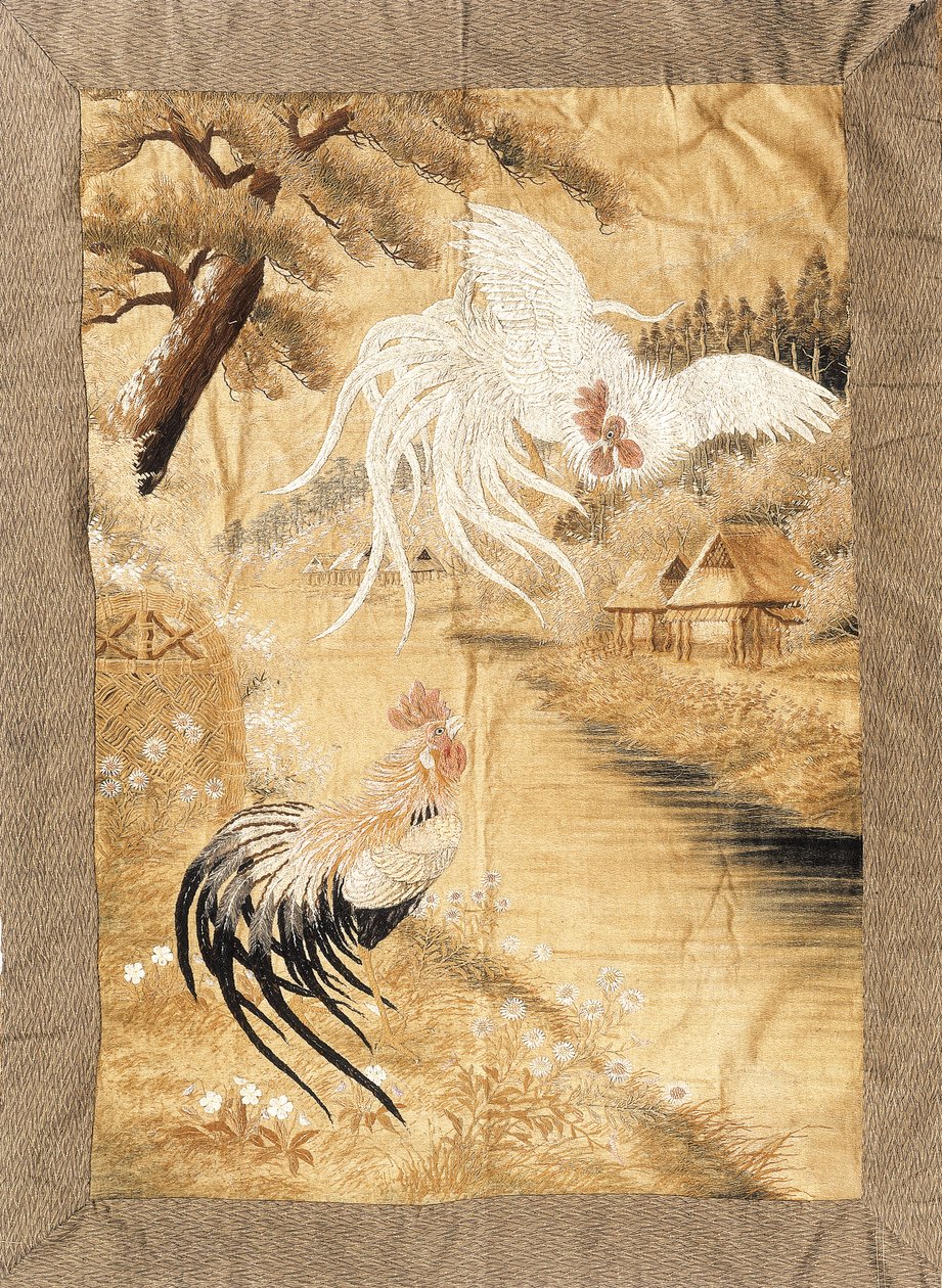 Pendurado bordado, trabalhado em seda com um par de galos com plumagem à direita, em voo, o outro empoleirado na margem de um rio entre margaridas, final do século XIX de Japanese School