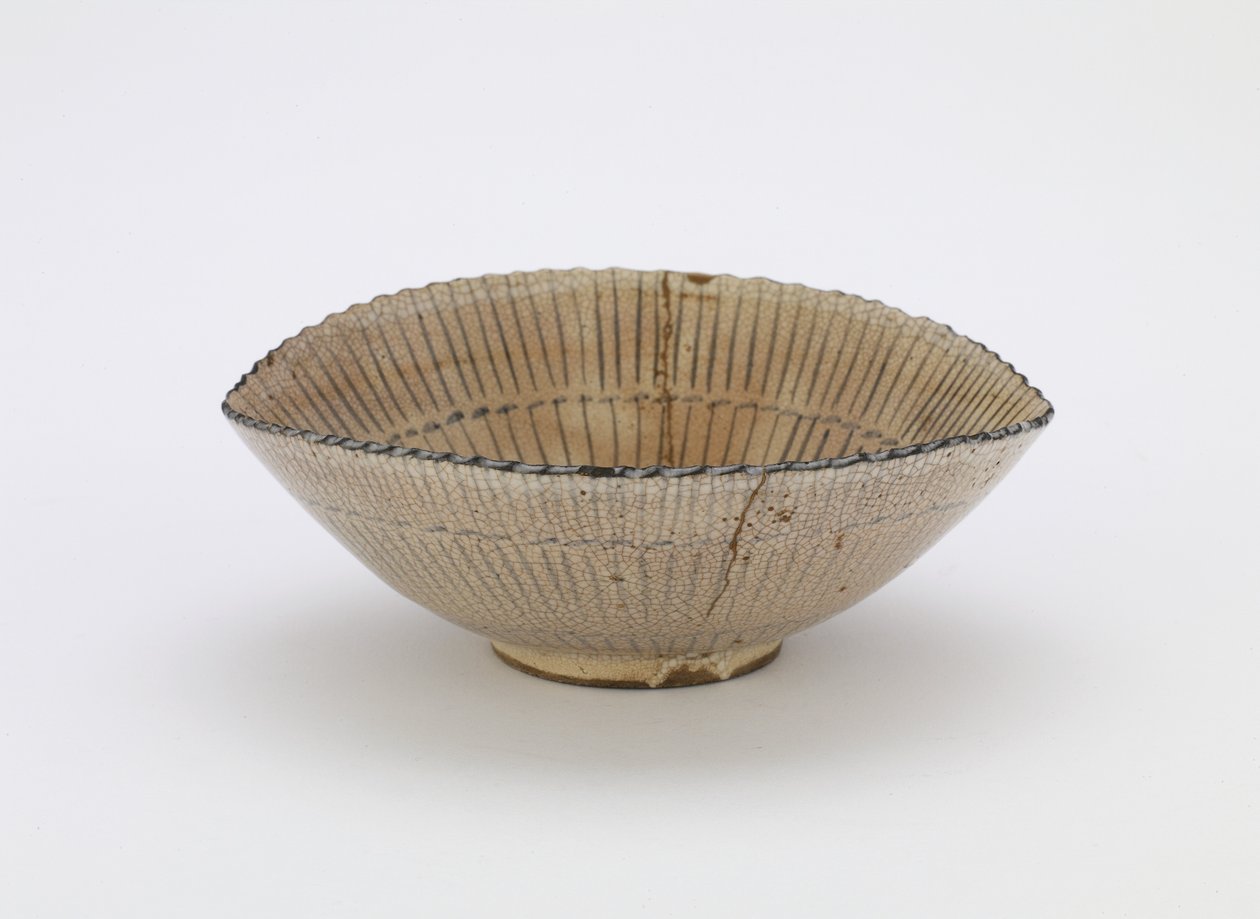 Tigela individual em forma de chapéu de tartaruga, período Edo (grés com cobalto e pigmentos de ferro sob esmalte claro) de Japanese School