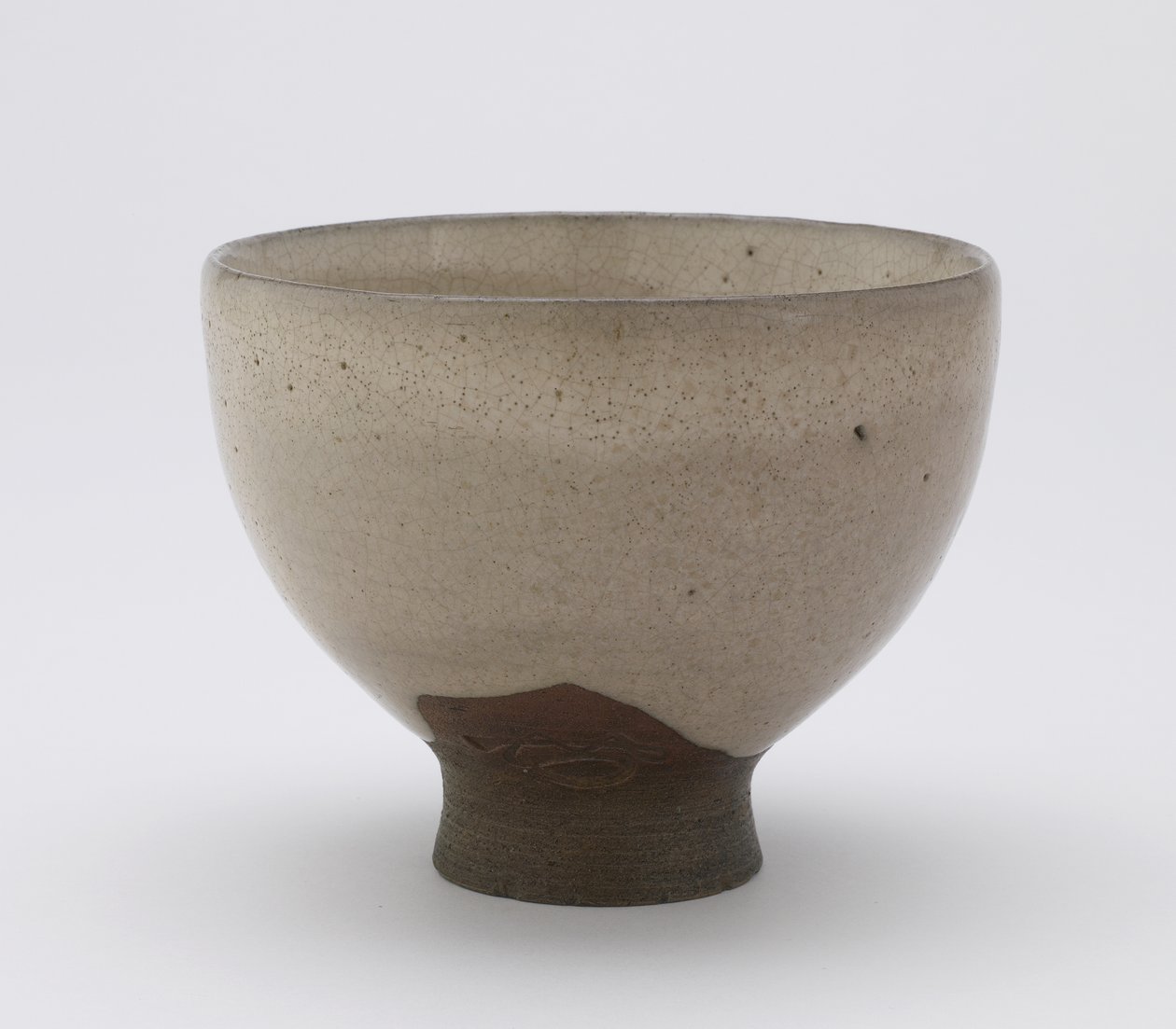 Tigela de chá Inkyuzan em forma de Goki, com cifra impressa, tigela de chá (gokijawan), c.1804-25 (grés com esmalte de casca de arroz) de Japanese School