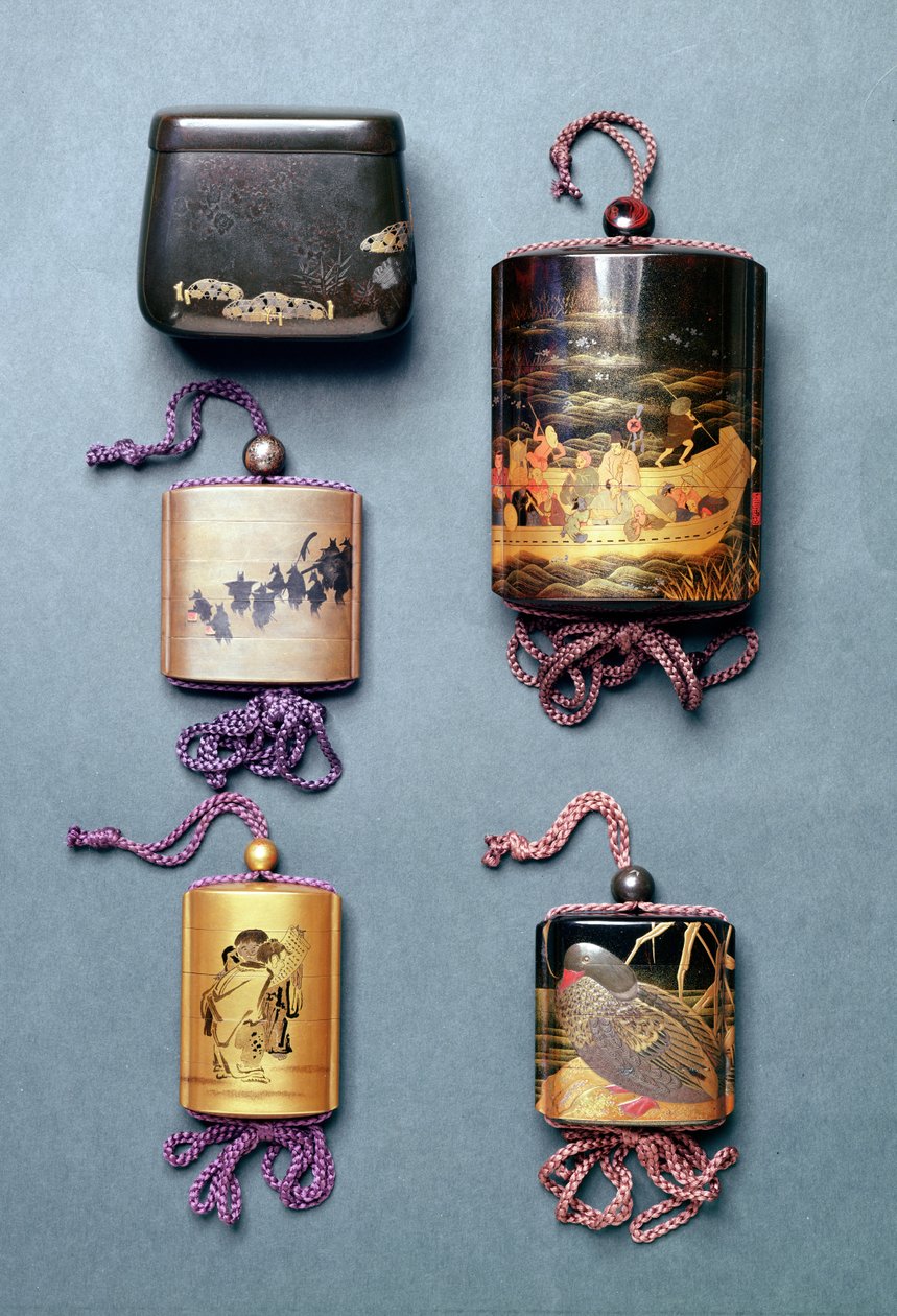 Inro e bolsa de tabaco: da esquerda para a direita: Bolsa de Tabaco com design Hiramaki-e, assinado Zeshin; Inro, raposa casamento procissão em Sumi-e Togidashi, assinado Toyo; Inro, dois sábios lendo um pergaminho em Sumi-e de Japanese School