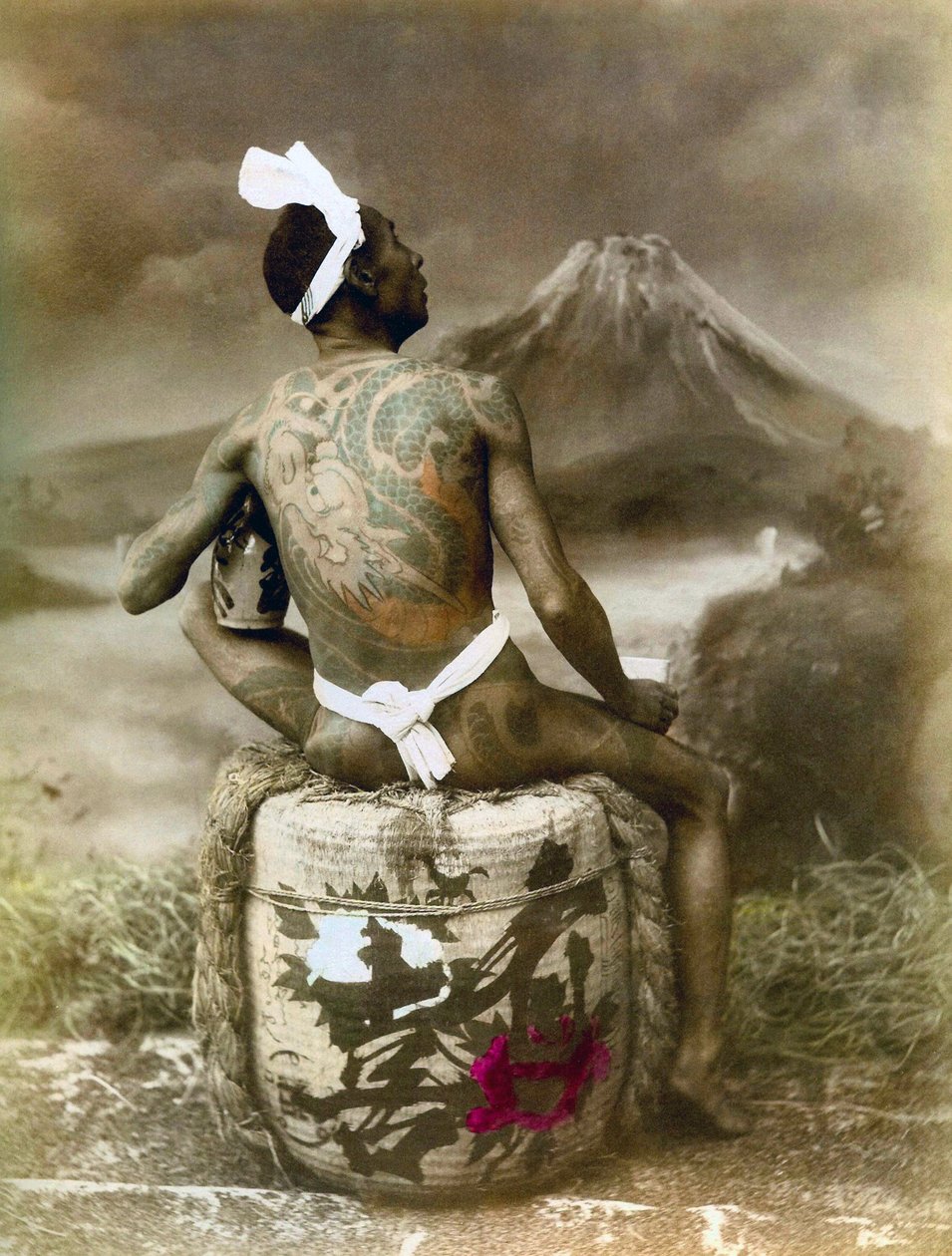 Japão: Homem japonês com tatuagem no corpo inteiro, finais do século XIX, c. 1890 (fotografia) de Japanese School