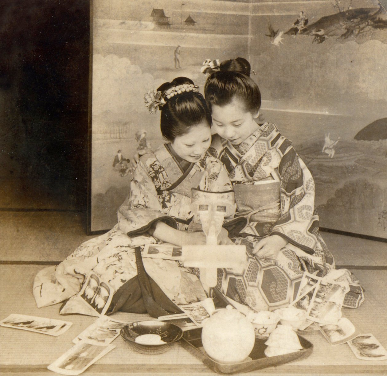 Meninas japonesas usando um visualizador de estereoscópio com cartões estereográficos, 1899 de Japanese School