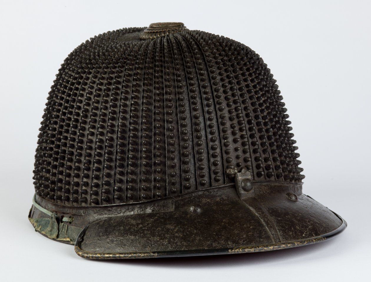 Kabuto, capacete (ferro, laca, liga de cobre, shakudo dourado, couro, seda e tecido) de Japanese School