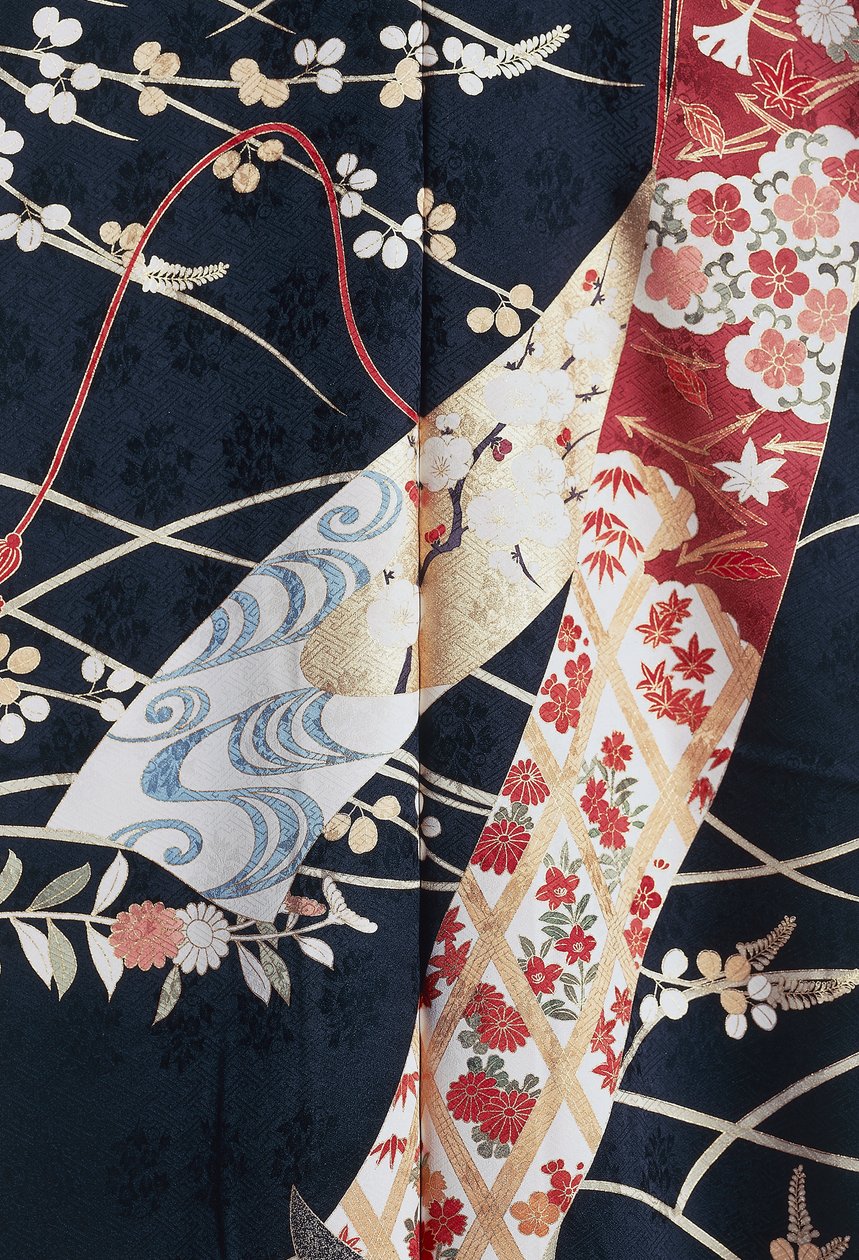 Kimono Furisode (mangas de bico) usado por jovens solteiras em ocasiões elegantes e Maiko (estudante de Geisha), seda com motivos florais e vegetais, painéis flutuantes, detalhe, tingimento Kaga-Yuzen, moinhos de tecelagem Tokamachi, civilização japonesa,  de Japanese School