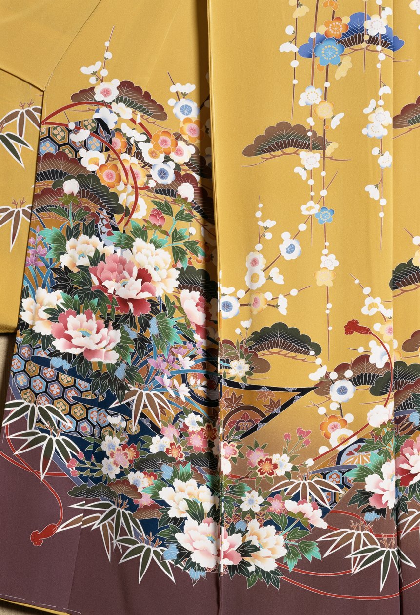 Kimono Furisode (mangas de bilhar) usado por jovens solteiras em ocasiões elegantes e Maiko (Geisha aprendiz), seda lisa, motivos florais, fitas flutuantes, tingimento Kaga-Yuzen, moinhos de tecelagem Tokamachi, civilização japonesa, século XX de Japanese School