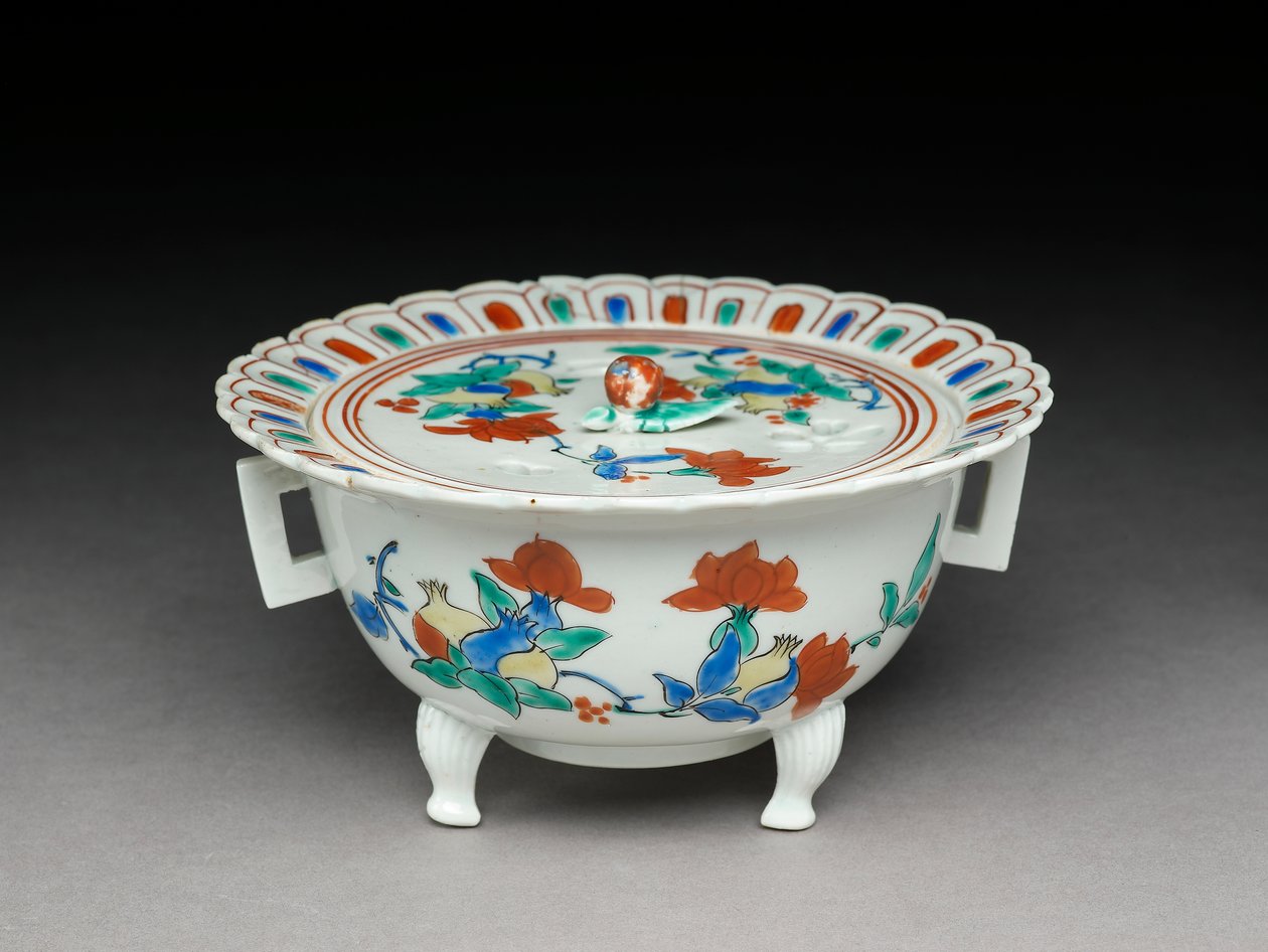 Bacia de Koro com uma tampa plana, mercadoria relacionada de Kakiemon, 1680-1700 (louça de barro com overglaze de esmalte) de Japanese School