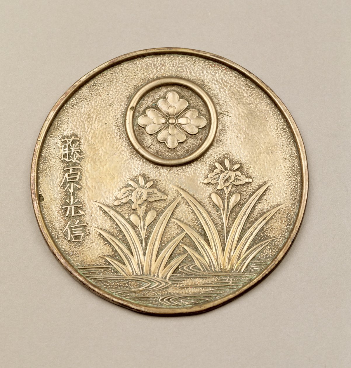 Espelho feminino decorado com íris (metal) de Japanese School
