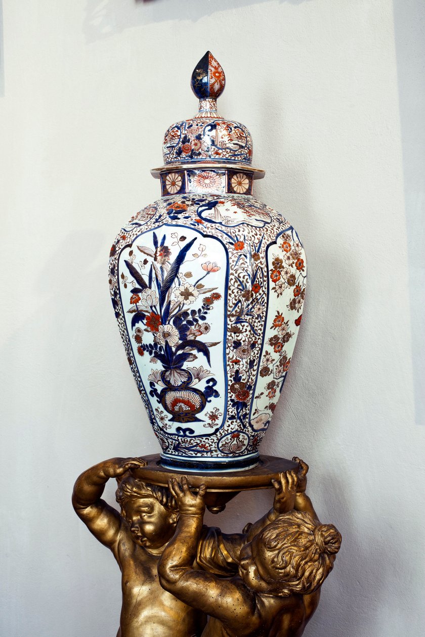 Grande vaso japonês com tampa do período Edo, era Genroku. 1688-1703. Apartamentos de Maria Brignole Sale (Brignole-Sale) De Ferrari, Duquesa de Galliera (1811-1888), os móveis são provenientes do Hotel Matignon, sua residência parisiense. Palazzo Rosso, G de Japanese School