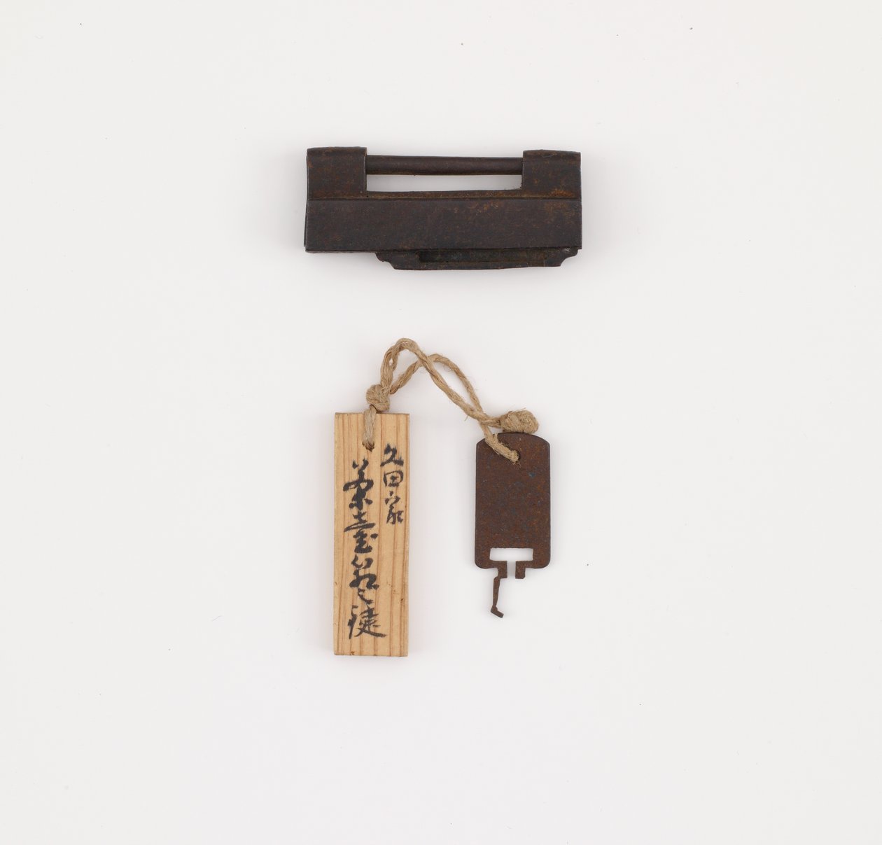 Fechadura e chave para a antiga caixa de armazenamento externa para jarra de armazenamento de folhas de chá de Japanese School
